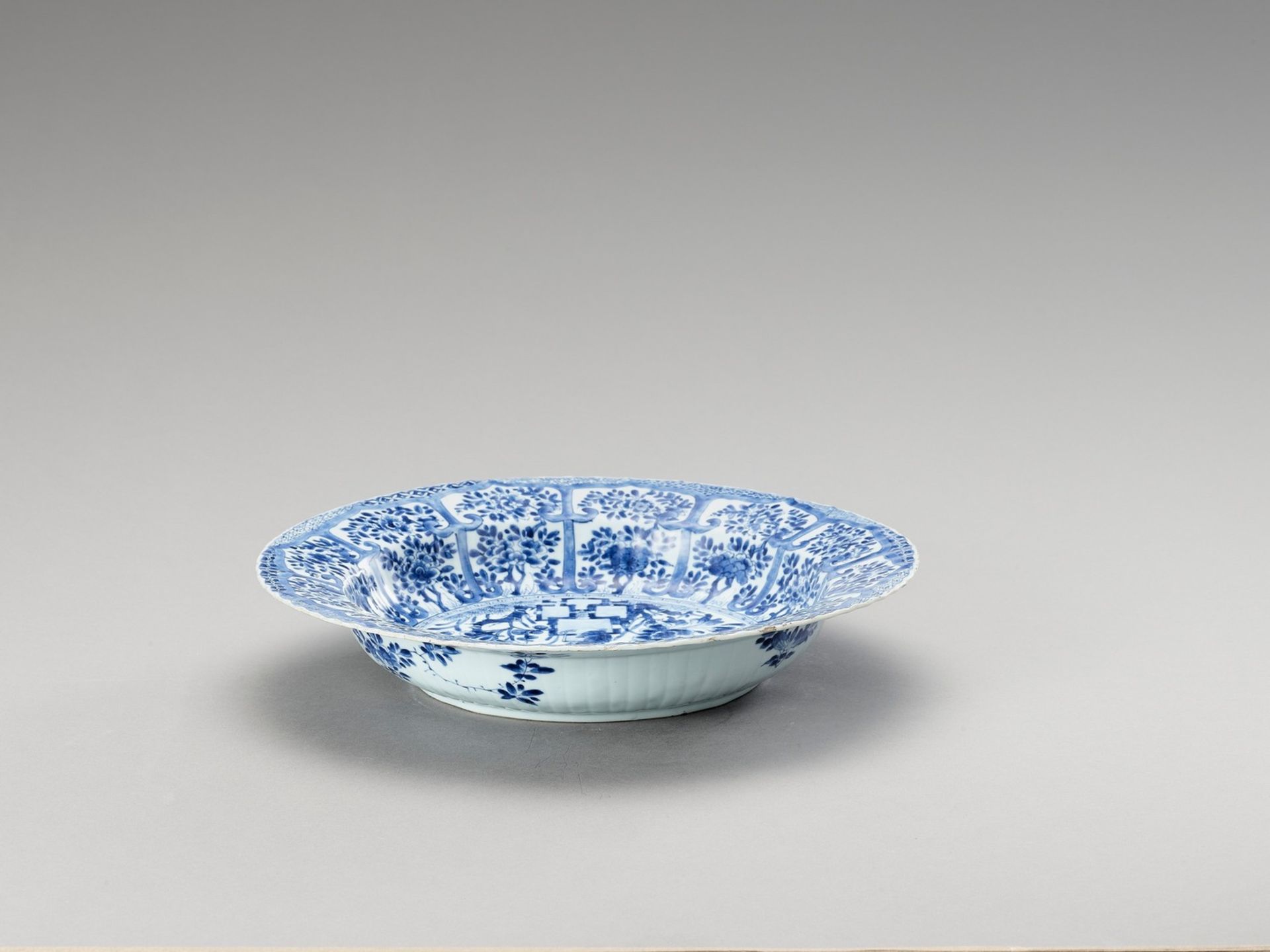 A LARGE ‘FLORAL’ BLUE AND WHITE PORCELAIN PLATE - Image 4 of 4