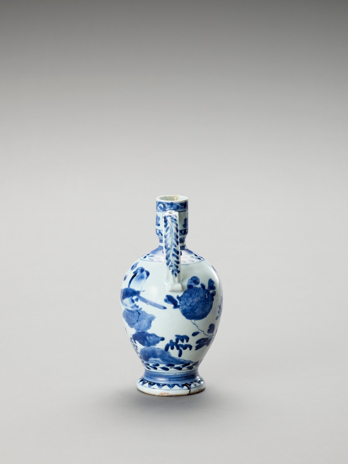 A BLUE AND WHITE PORCELAIN JUG - Image 4 of 7