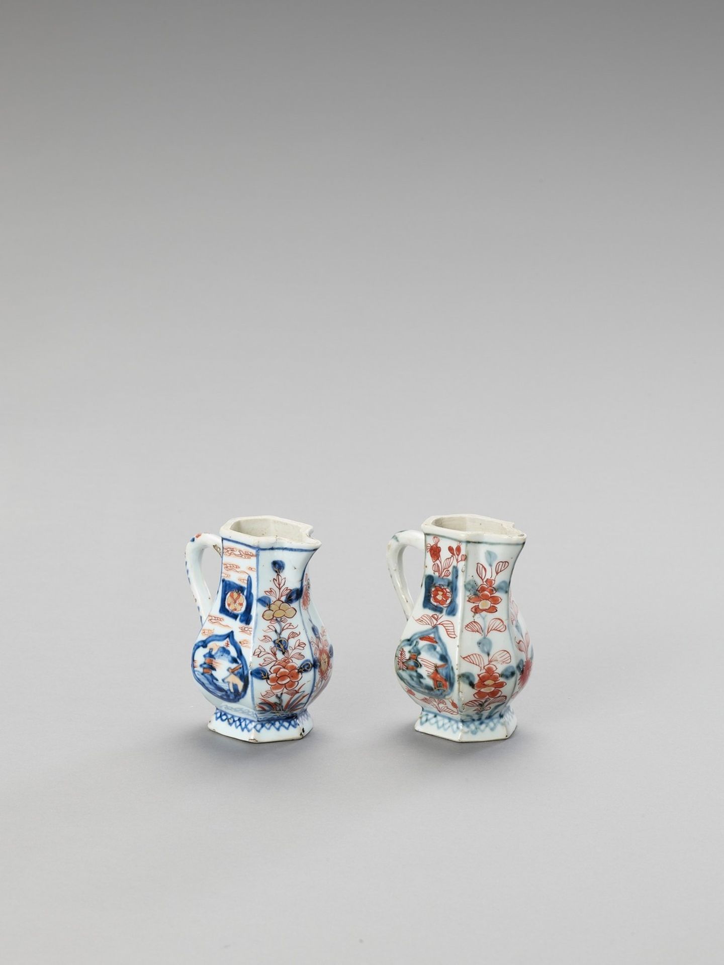 A PAIR OF IMARI PORCELAIN JUGS WITH ORIGINAL HOLDER - Image 5 of 6