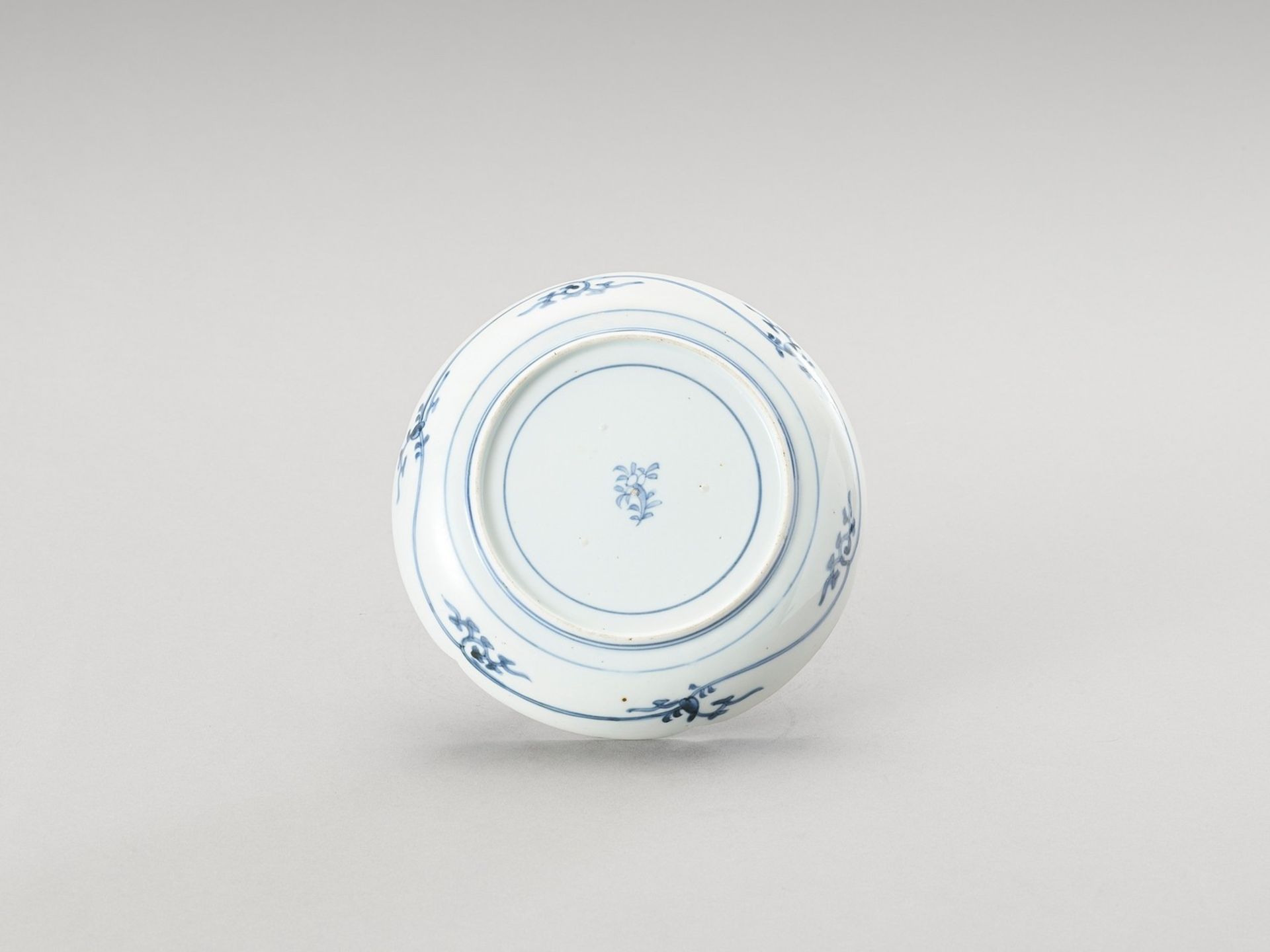 AN ENAMELED KAKIEMON PORCELAIN DISH - Image 3 of 4