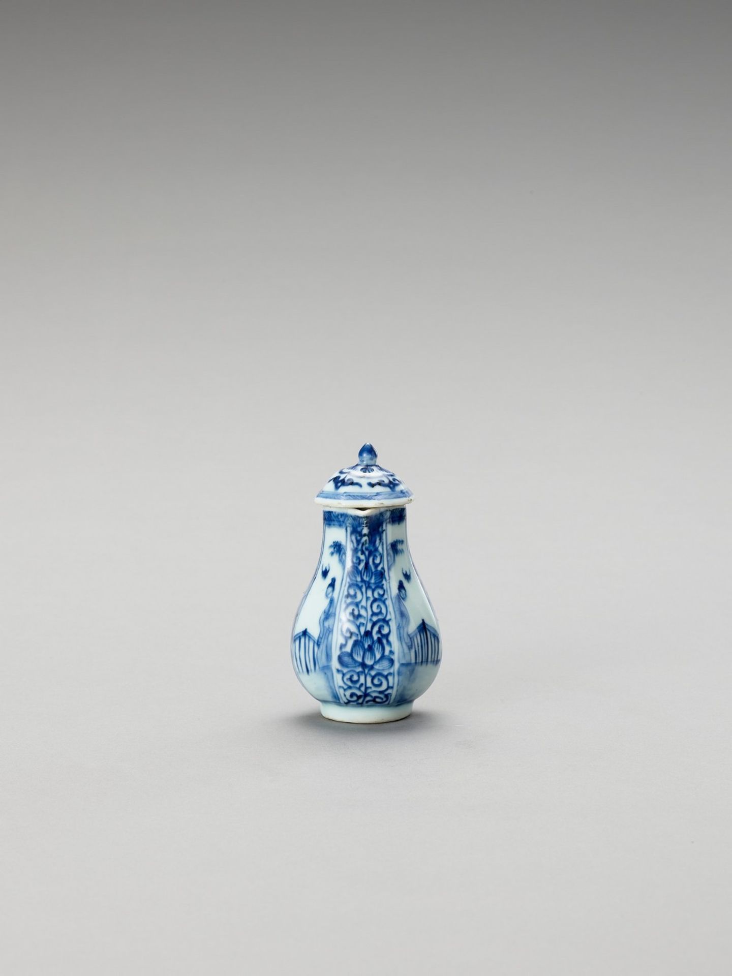 A SMALL BLUE AND WHITE PORCELAIN JUG AND COVER - Image 4 of 6