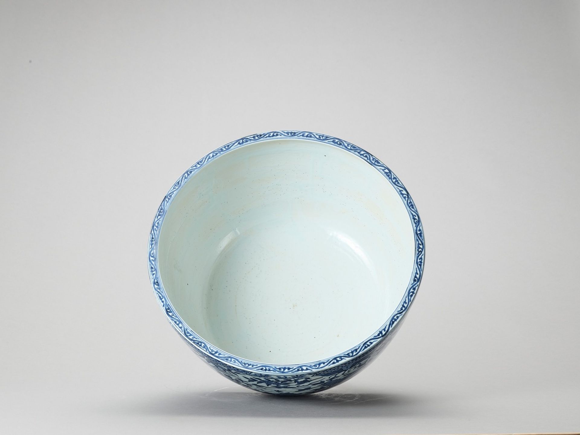 A LARGE BLUE AND WHITE PORCELAIN FISHBOWL - Image 6 of 7