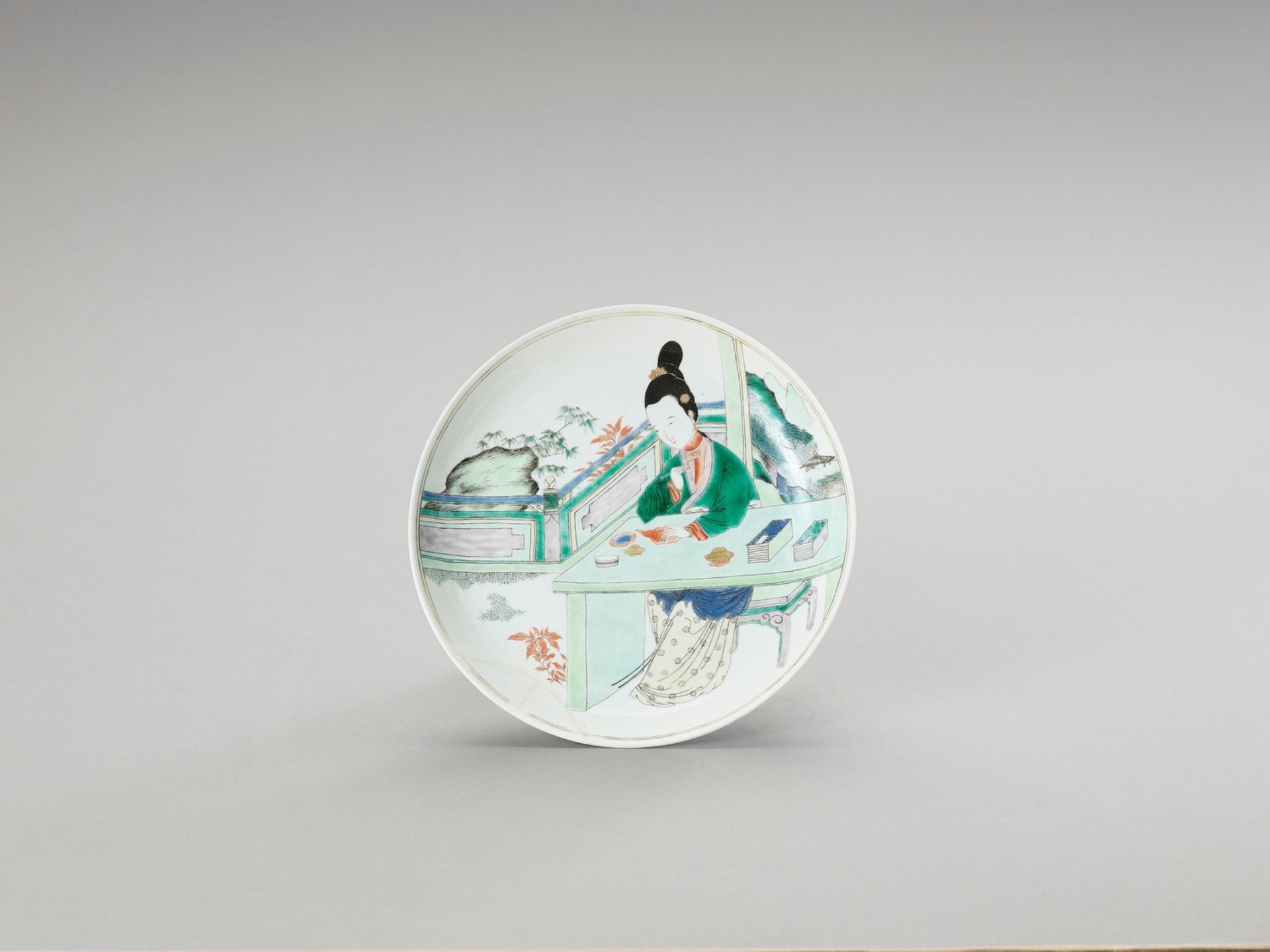 A FIGURATIVE FAMILLE VERTE DISH, QIANLONG MARK AND PERIOD