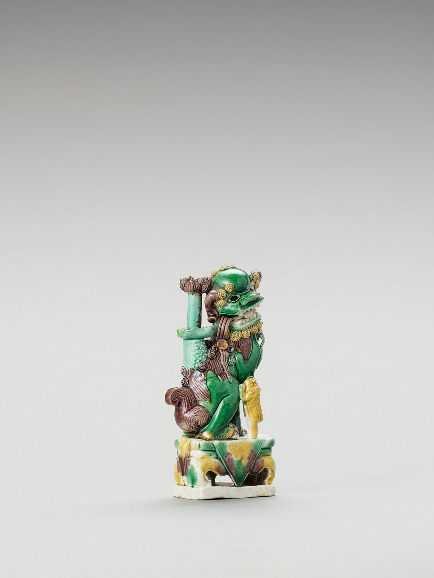 A FAMILLE VERTE ‘BUDDHIST LION’ PORCELAIN STICK HOLDER - Image 3 of 5