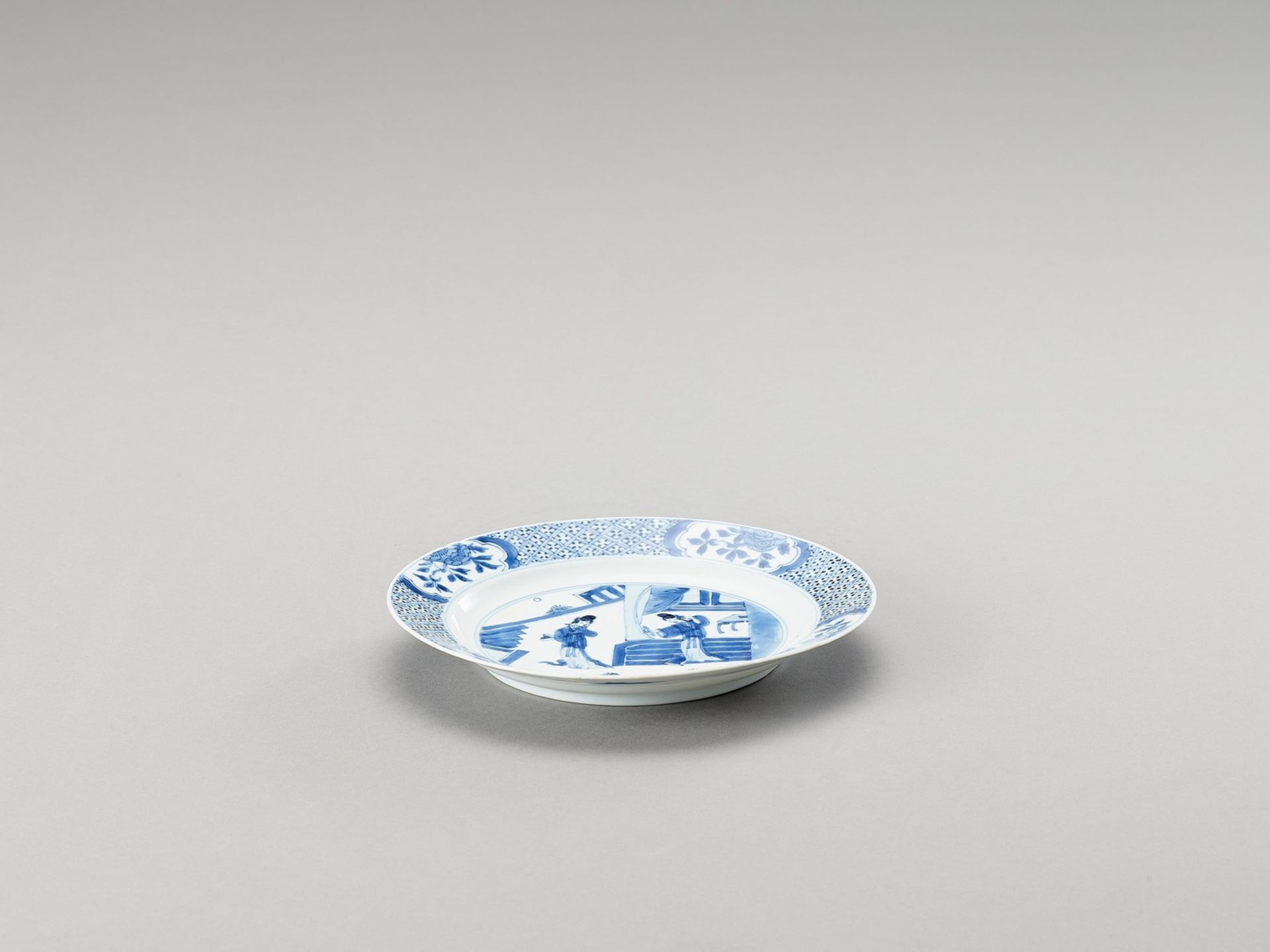 A BLUE AND WHITE PORCELAIN DISH - Image 4 of 4