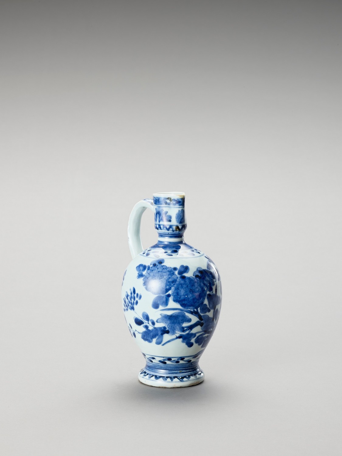 A BLUE AND WHITE PORCELAIN JUG - Image 3 of 7