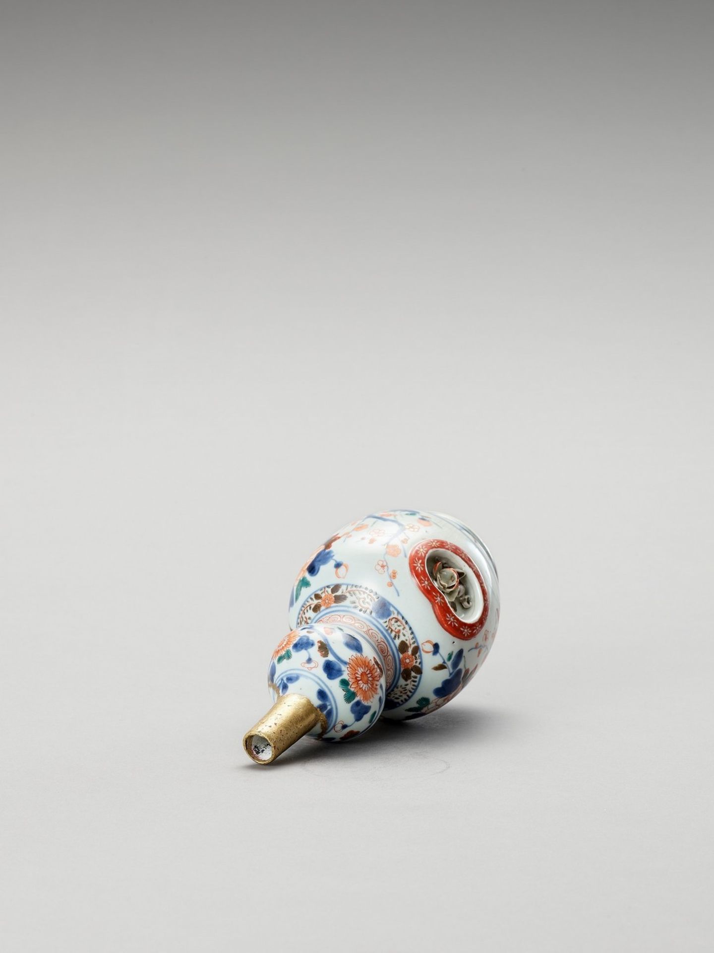 AN IMARI PORCELAIN BOTTLE VASE - Bild 5 aus 6