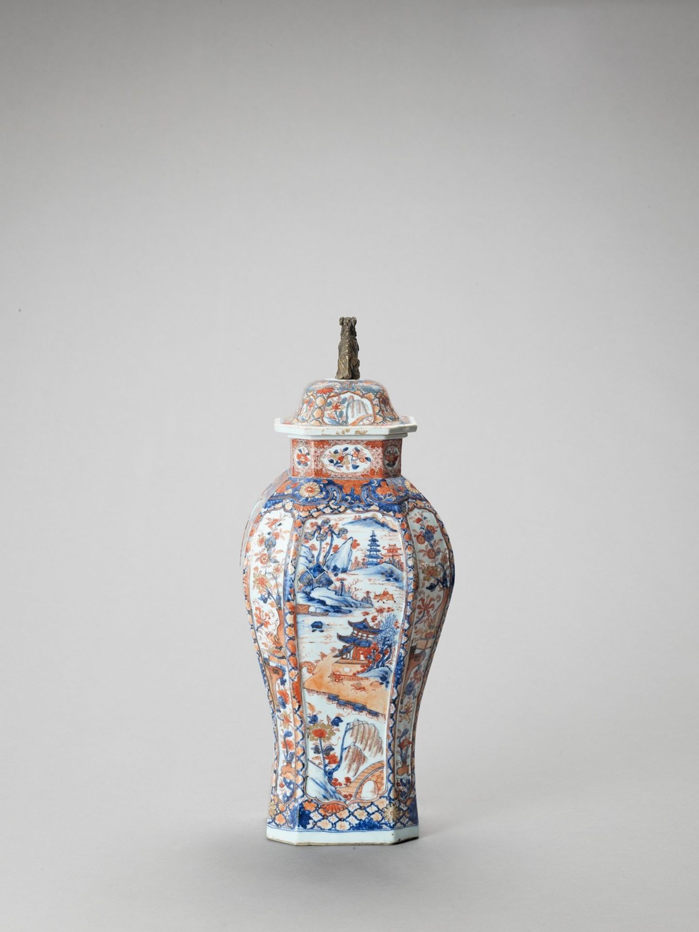 A LARGE OCTAGONAL IMARI PORCELAIN VASE AND COVER - Image 5 of 7