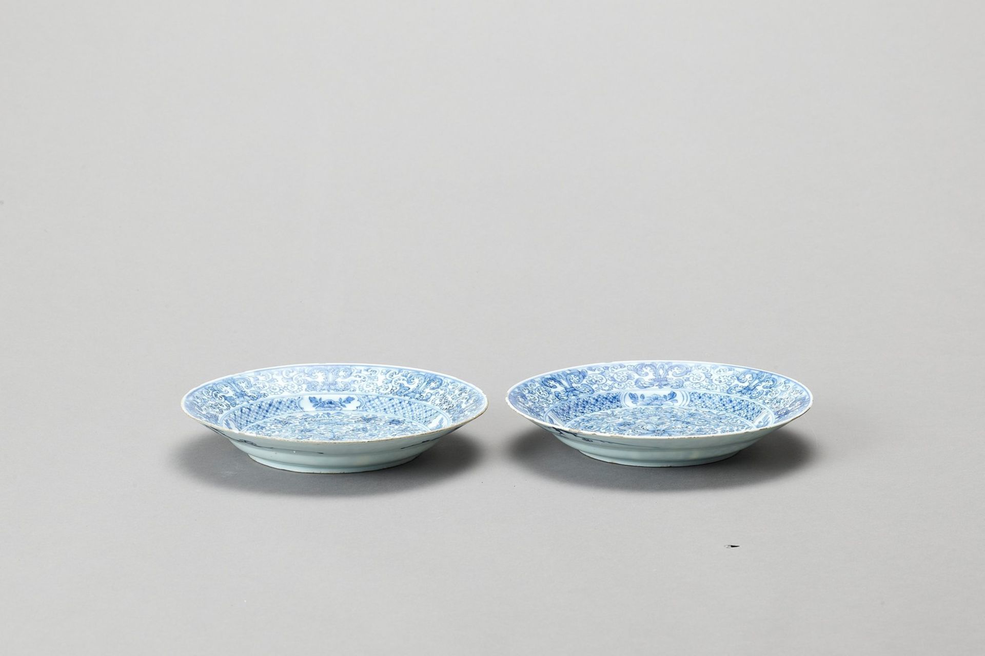 A PAIR OF ‘FLORAL SCROLL’ BLUE AND WHITE PORCELAIN DISHES - Image 4 of 4