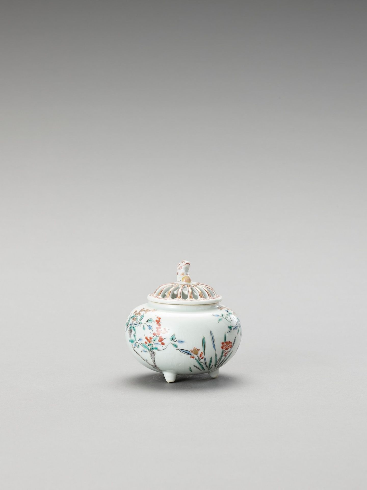 A CHARMING KAKIEMON PORCELAIN INCIENSE BURNER WITH COVER - Image 2 of 6