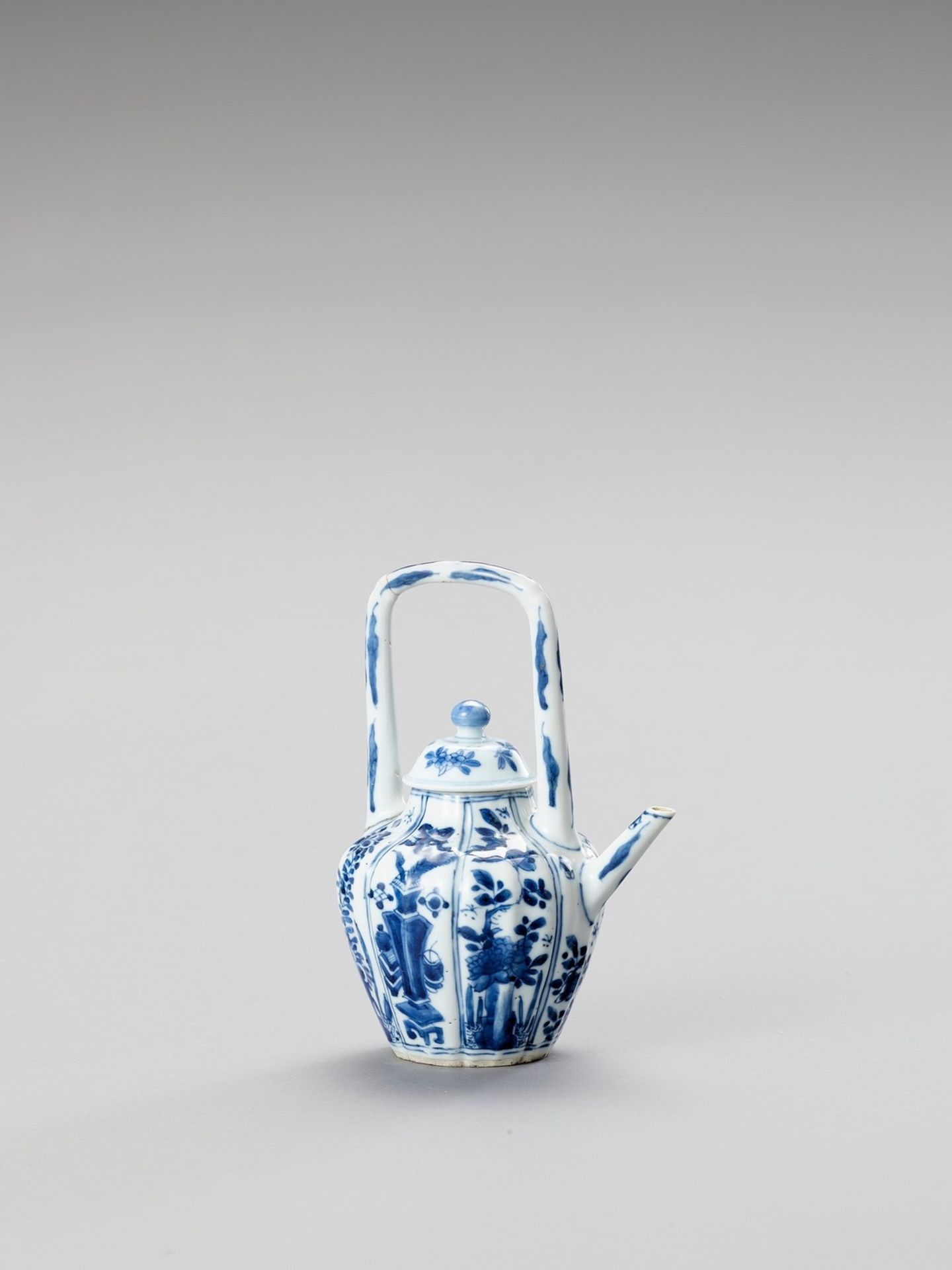 A BLUE AND WHITE PORCELAIN TEAPOT - Image 3 of 6