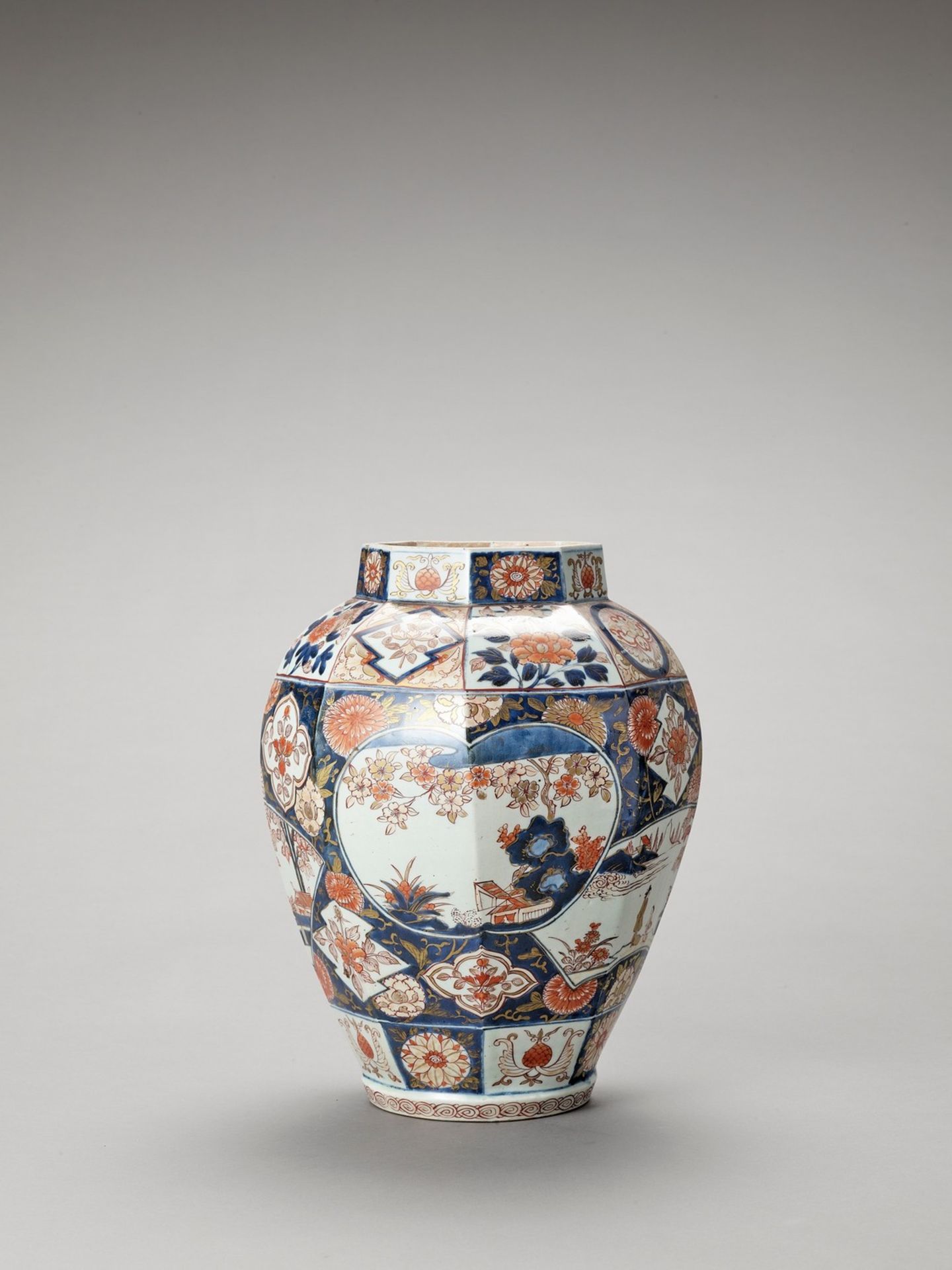 AN OCTAGONAL IMARI PORCELAIN VASE - Bild 2 aus 7