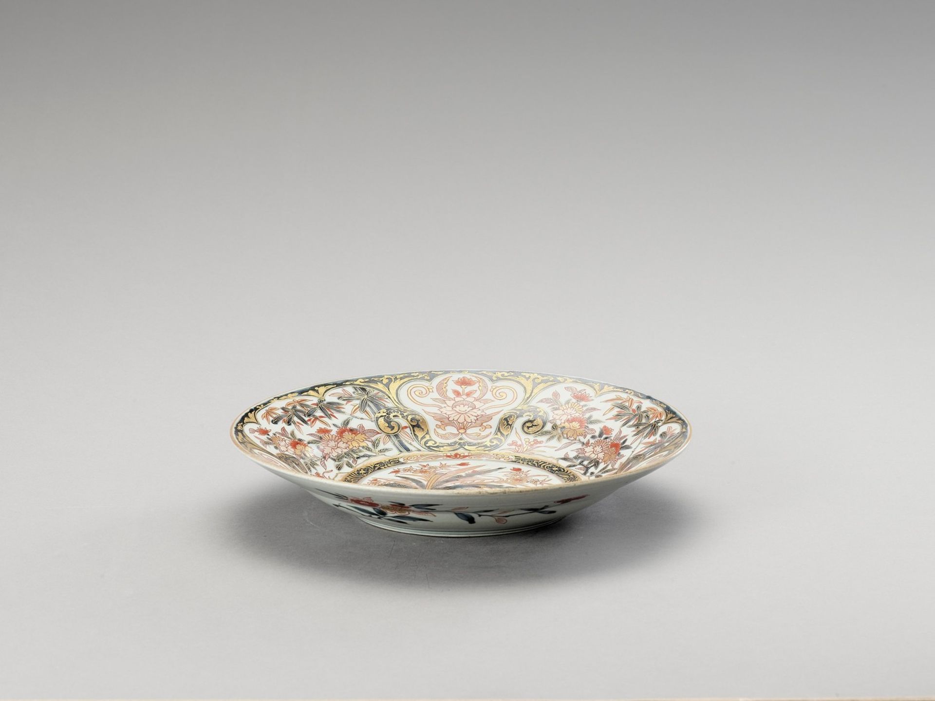 A ‘FLORAL’ IMARI PORCELAIN DISH - Image 2 of 4