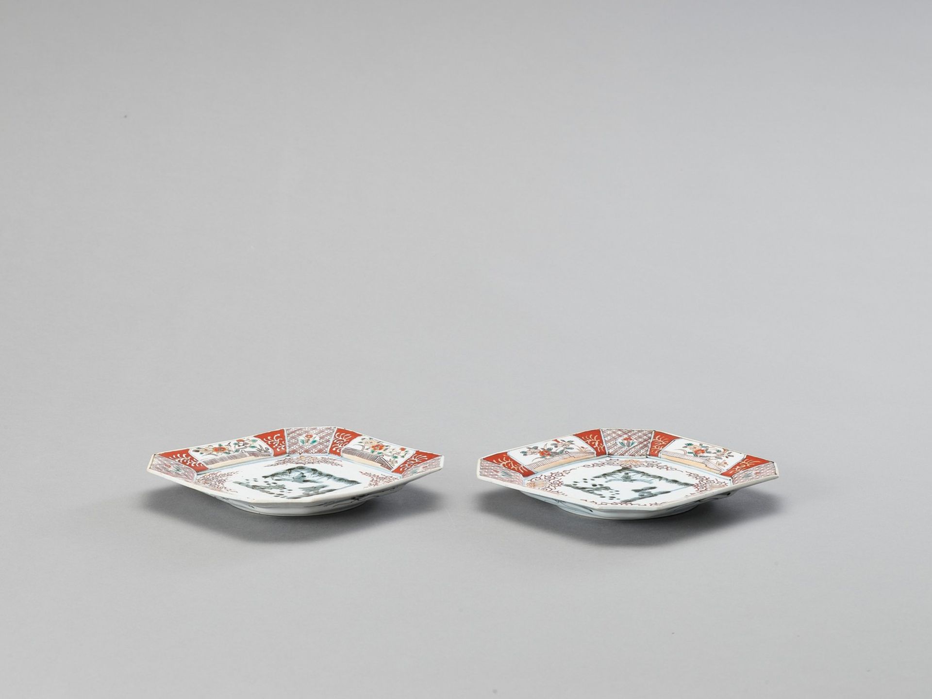 A PAIR OF SQUARE IMARI PORCELAIN DISHES - Image 2 of 4