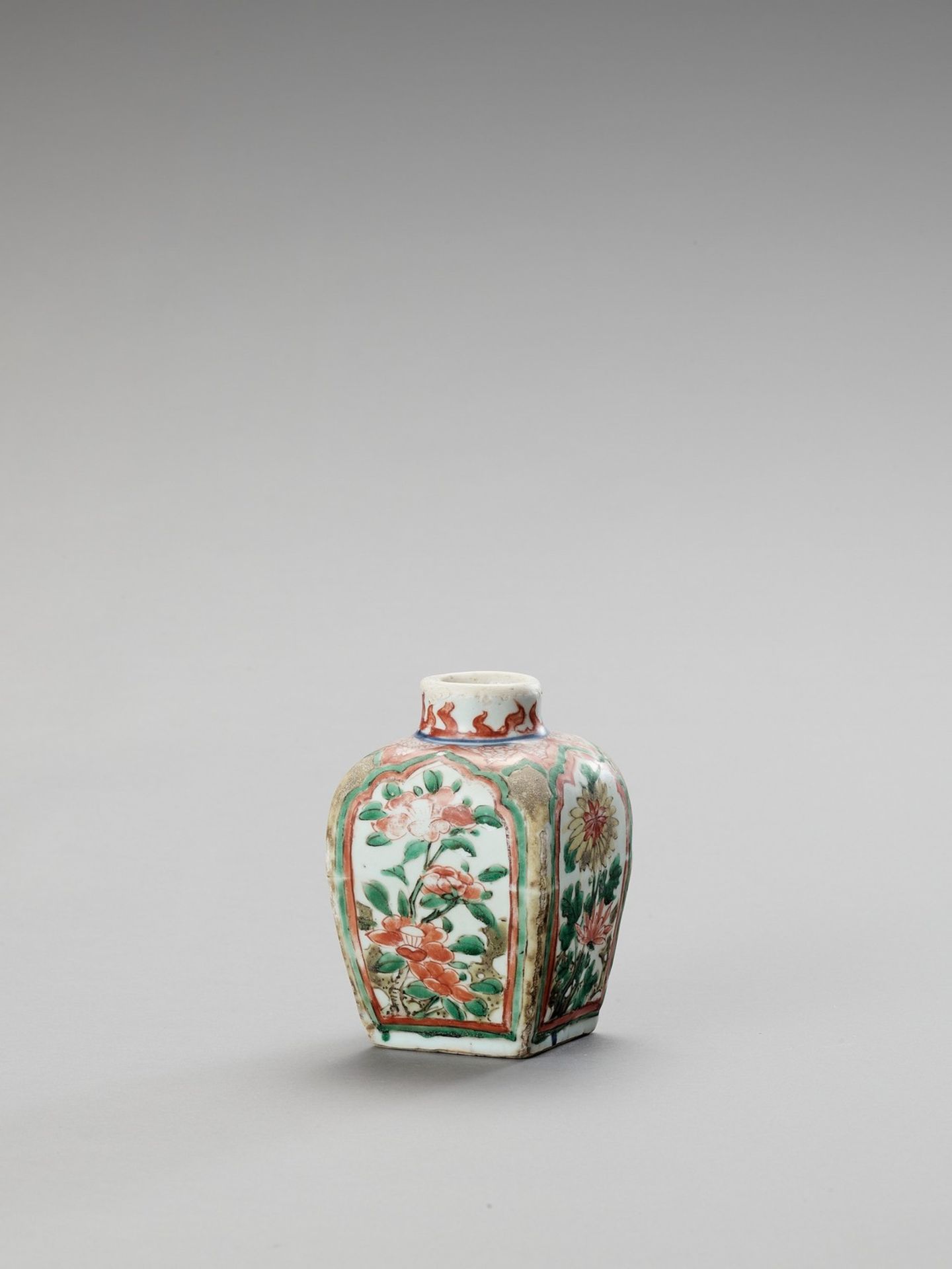 A SMALL FAMILLE VERTE VASE - Image 3 of 5