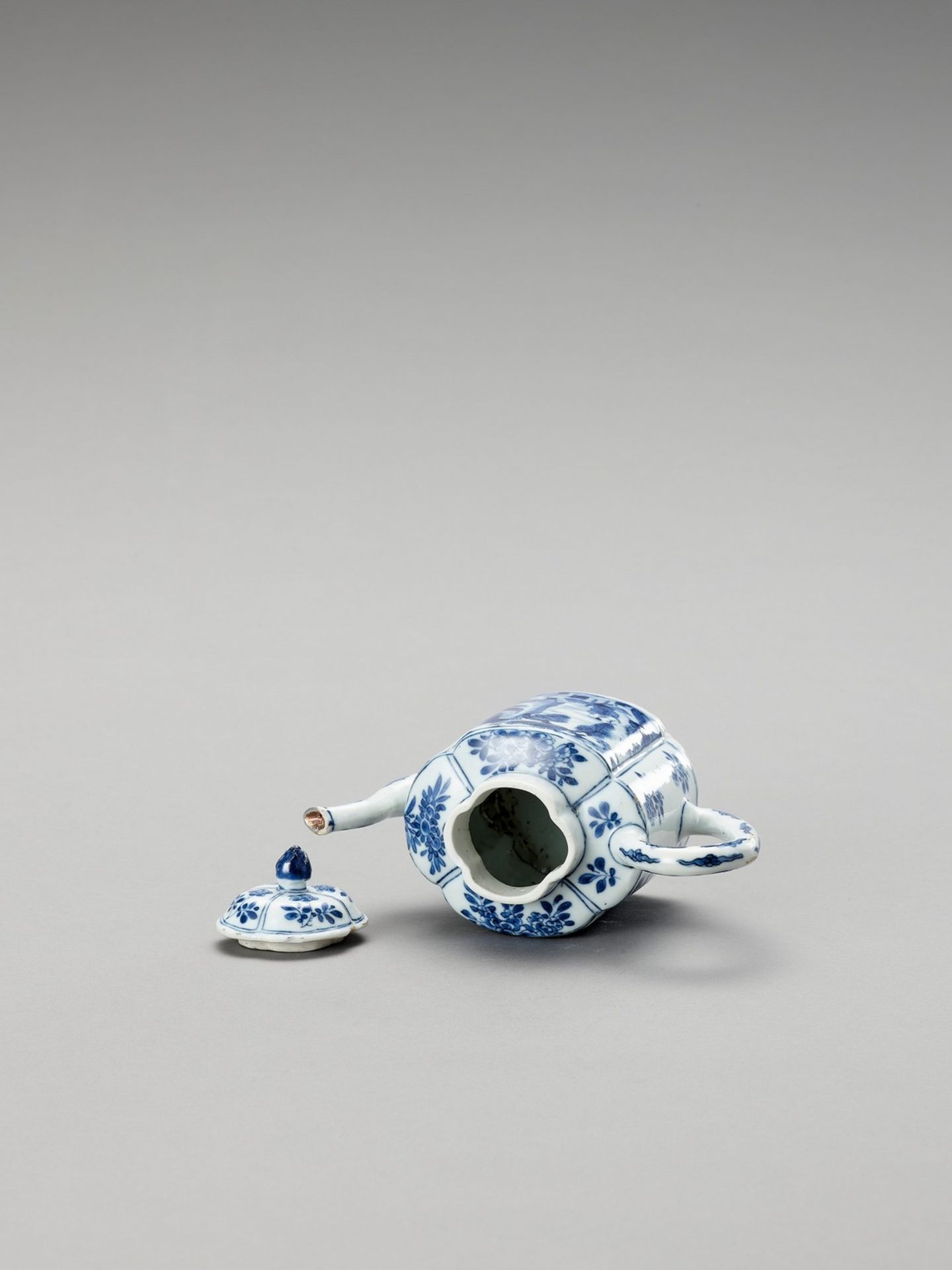 A LOBED BLUE AND WHITE PORCELAIN TEAPOT - Image 5 of 6