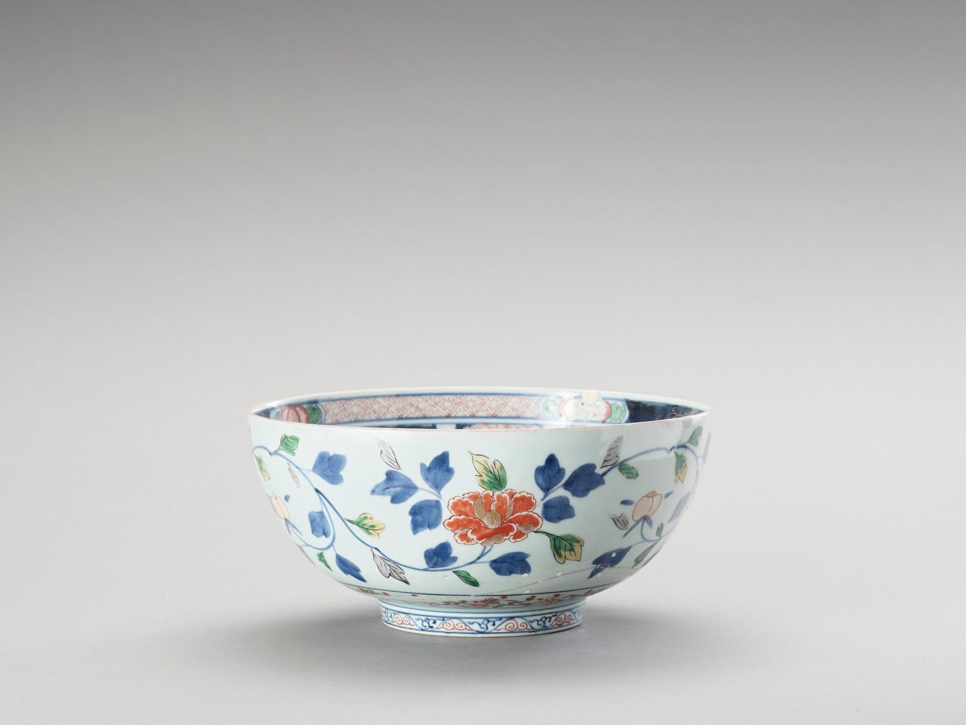 A LARGE IMARI PORCELAIN BOWL