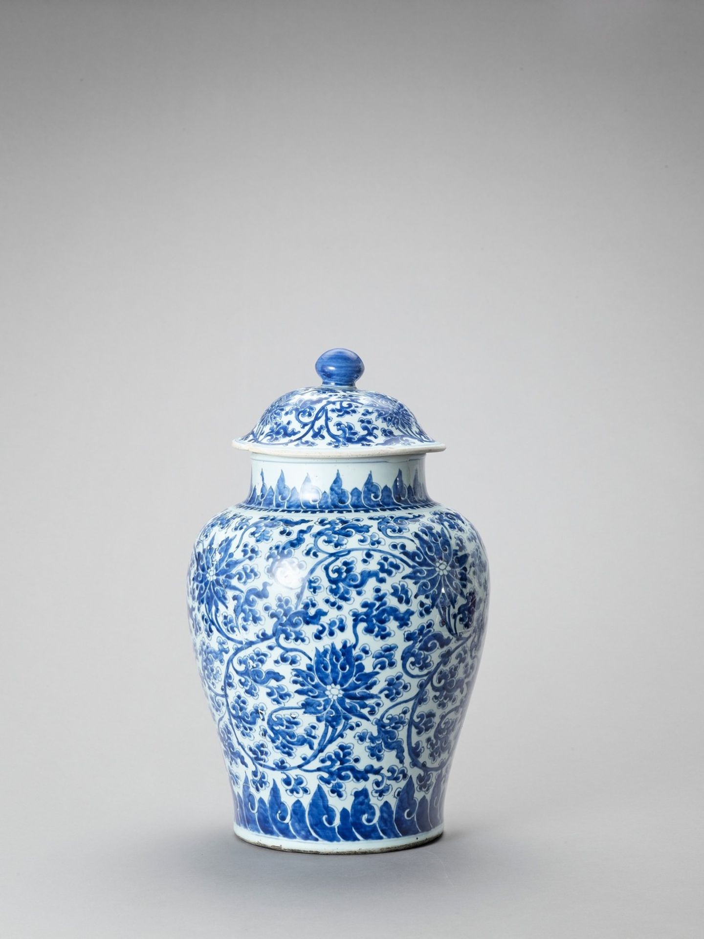 A LARGE BLUE AND WHITE PORCELAIN BALUSTER VASE AND COVER - Image 3 of 6