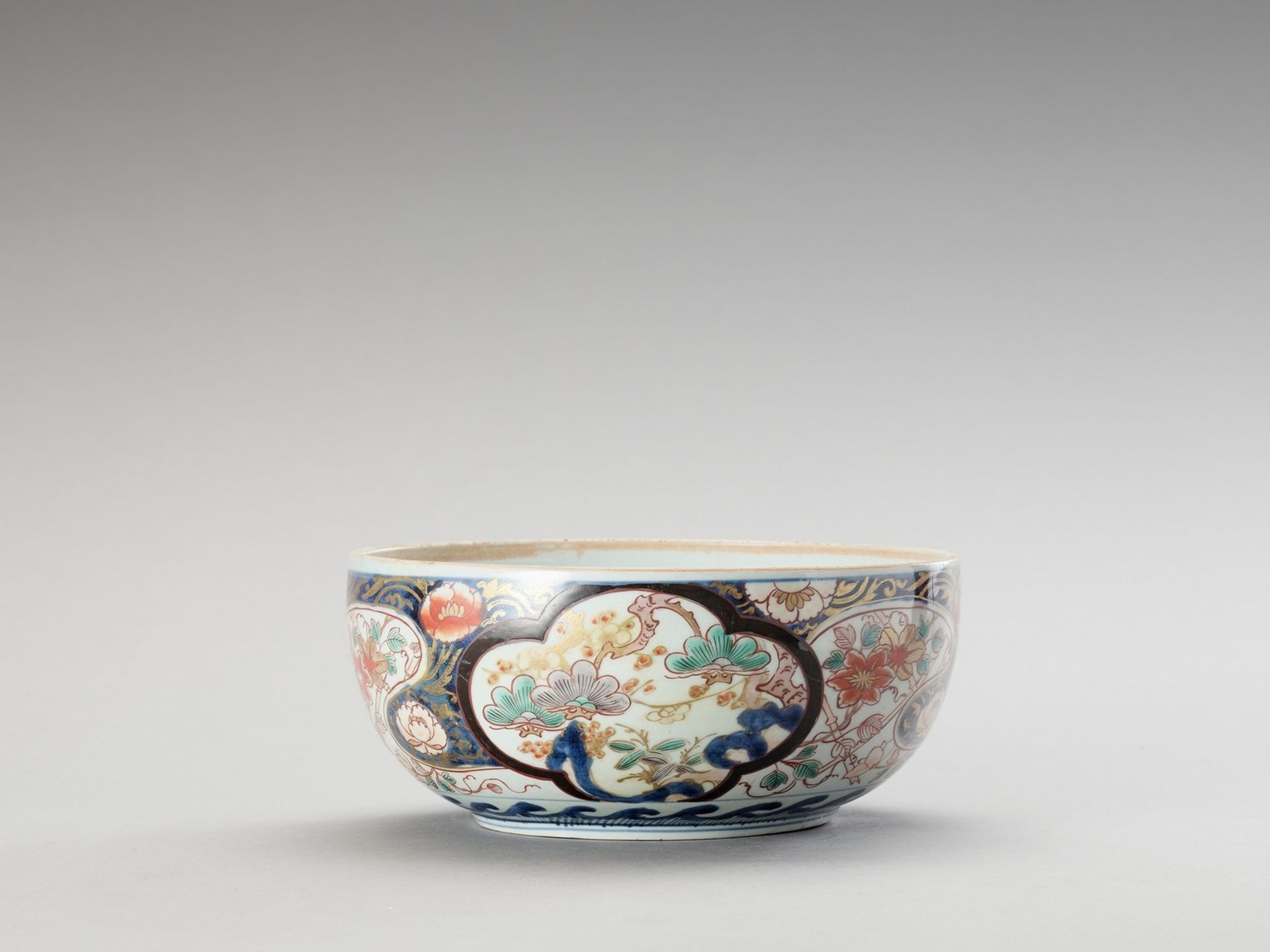 AN IMARI PORCELAIN BOX