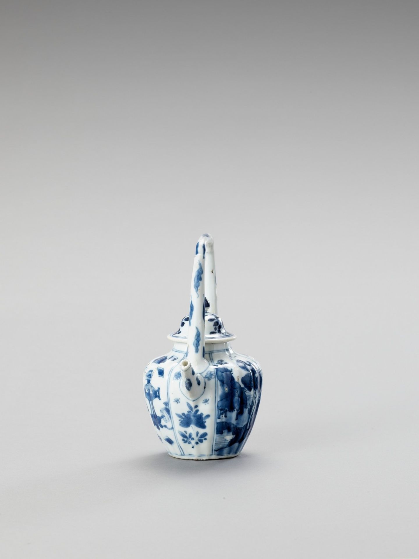 A BLUE AND WHITE PORCELAIN TEAPOT - Image 4 of 6