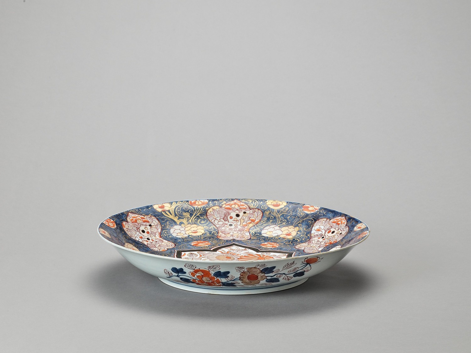 A LARGE IMARI PORCELAIN CHARGER - Image 4 of 4