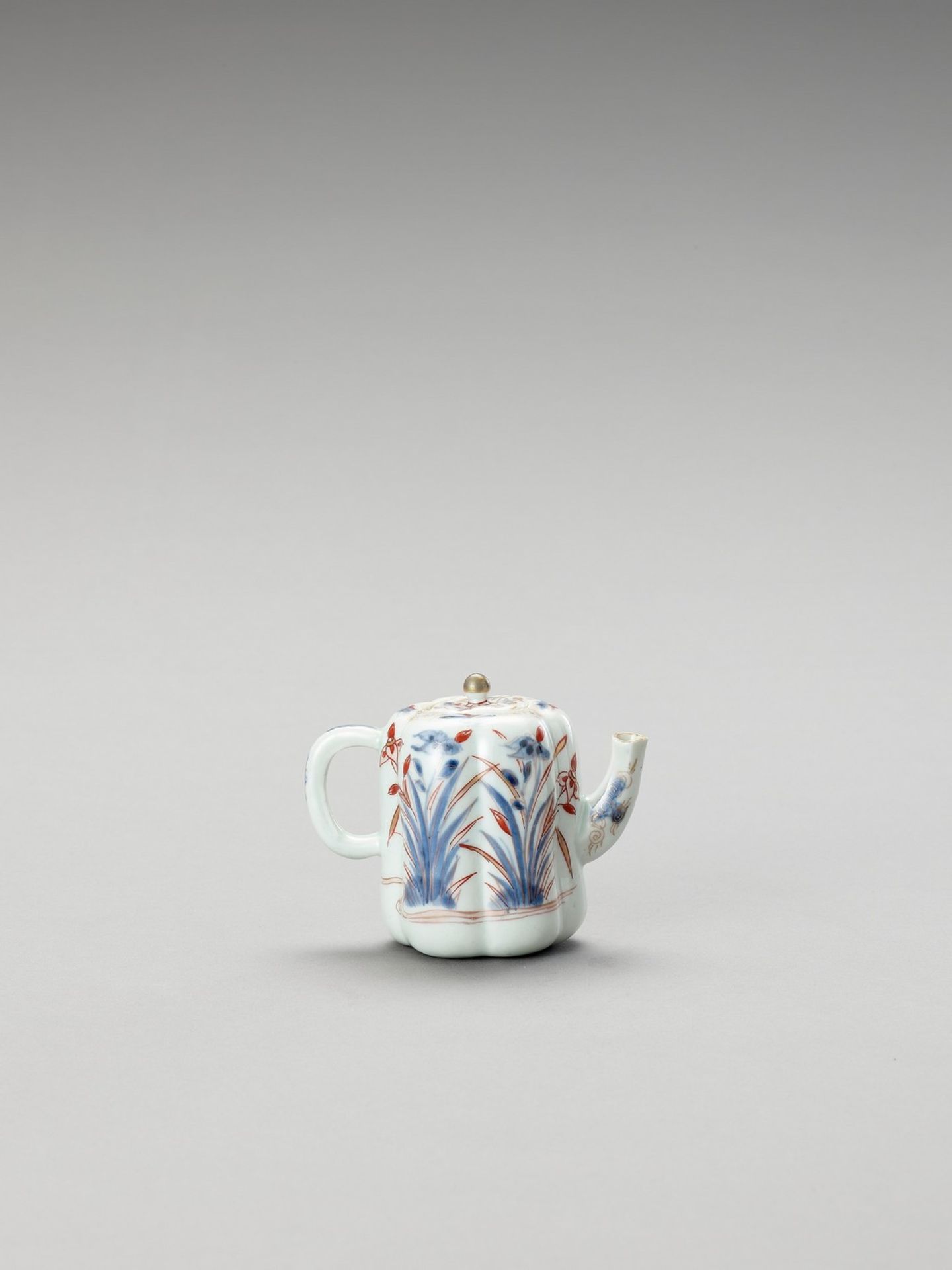 AN IMARI PORCELAIN TEAPOT WITH COVER - Bild 3 aus 6