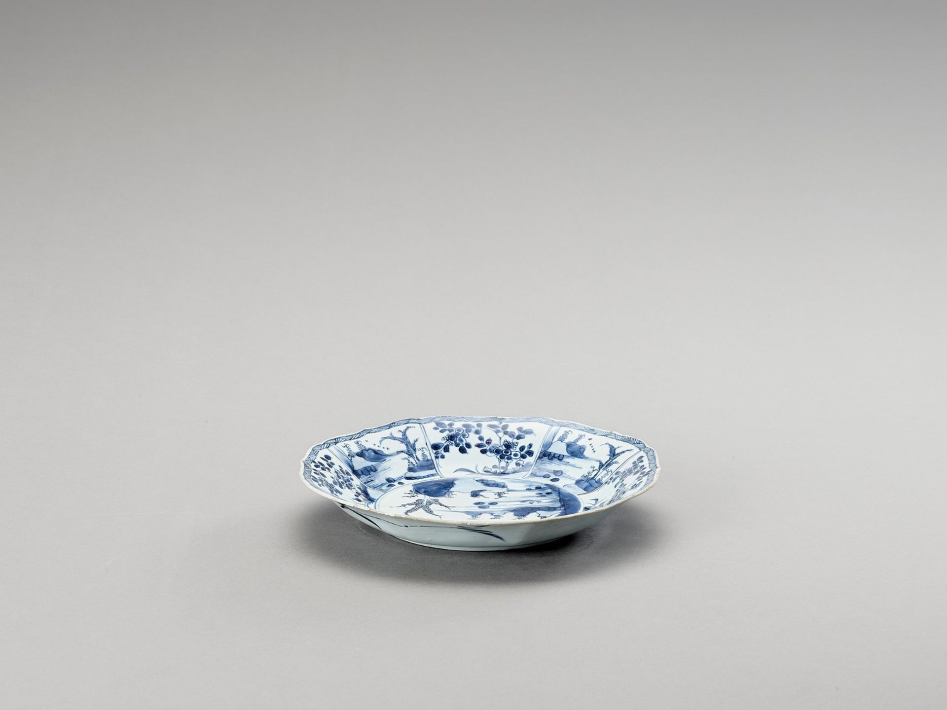 A LOBED AND DEEP BLUE AND WHITE PORCELAIN PLATE - Image 4 of 4