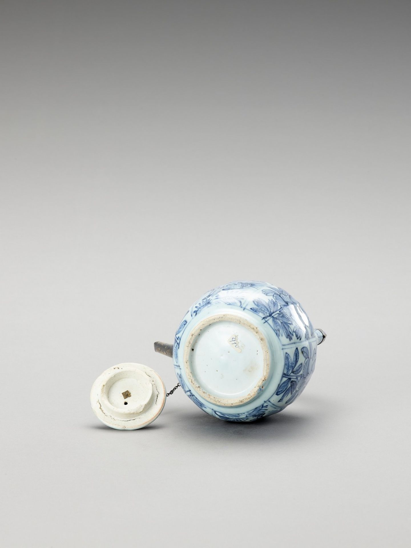 A SILVER-MOUNTED BLUE AND WHITE PORCELAIN TEAPOT - Image 7 of 7