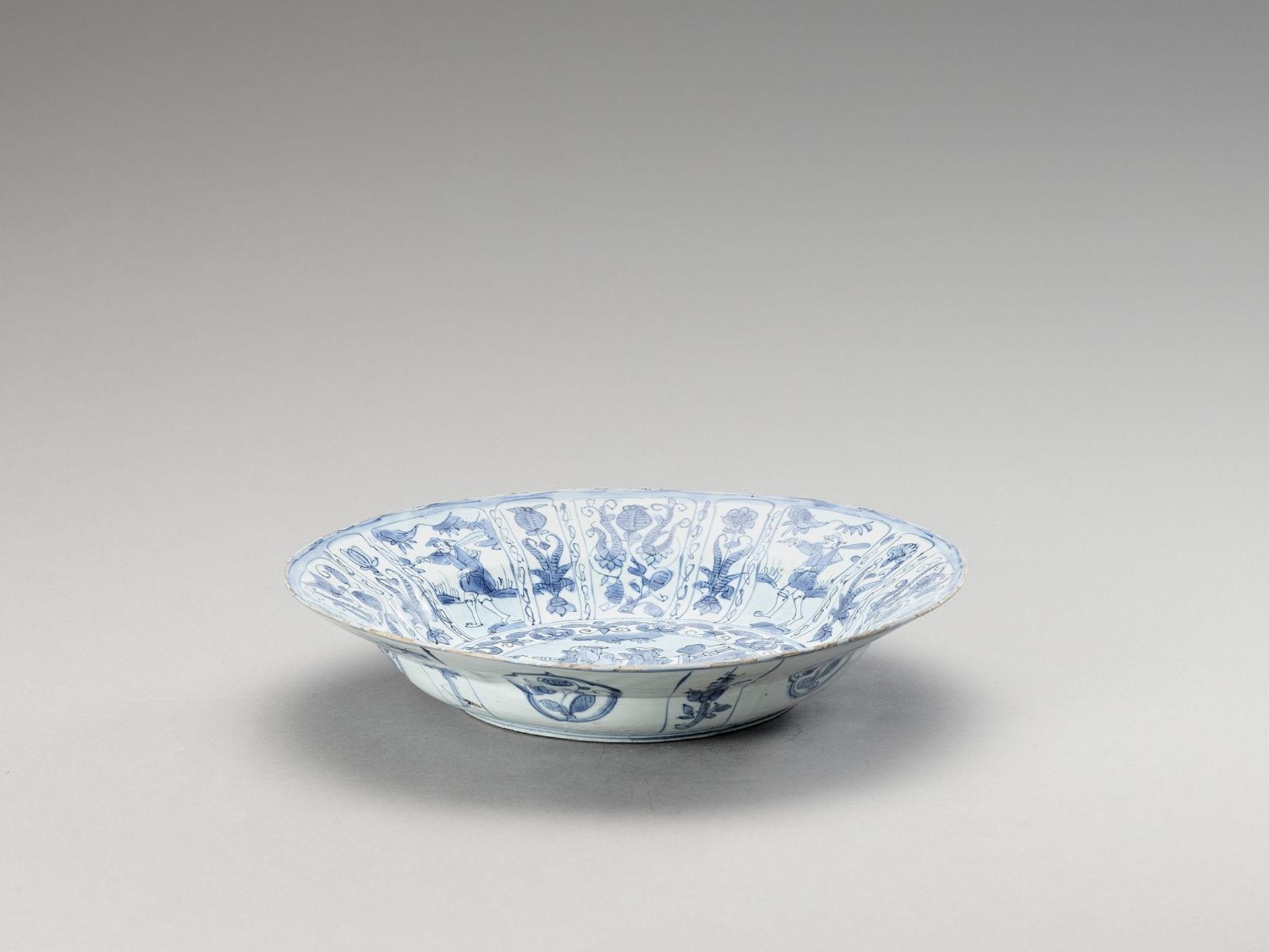 A LARGE BLUE AND WHITE PORCELAIN PLATE - Image 2 of 4