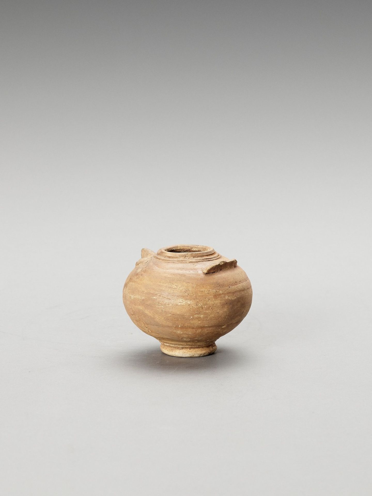 A SMALL CERAMIC VASE IN THE FORM OF AN OWL - Image 2 of 5