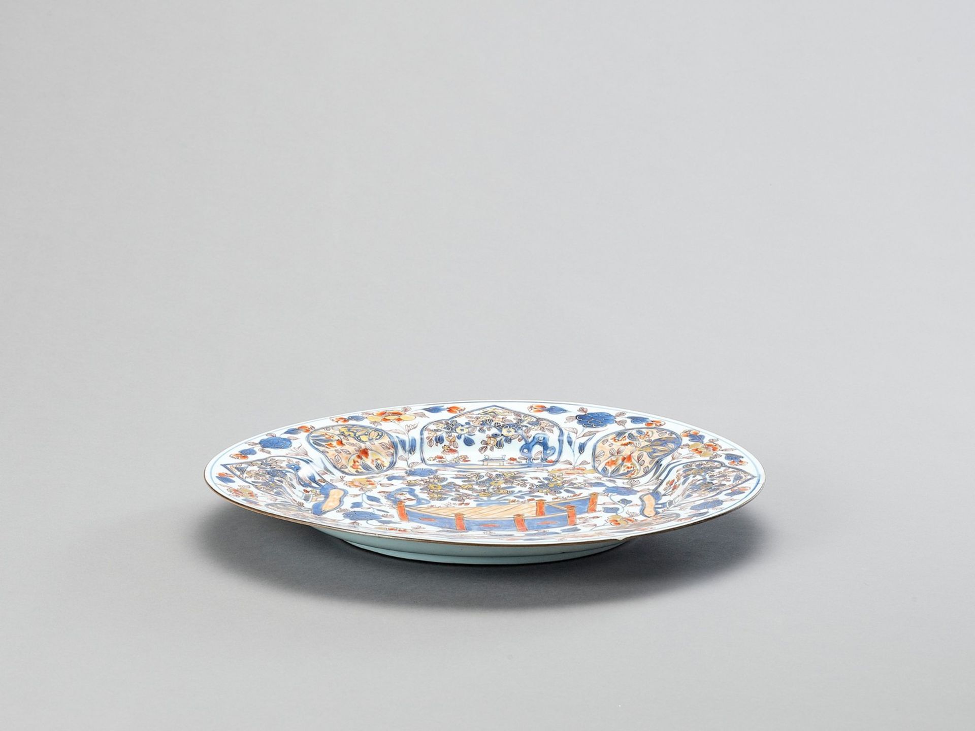 A LARGE IMARI PORCELAIN PLATE - Image 2 of 4