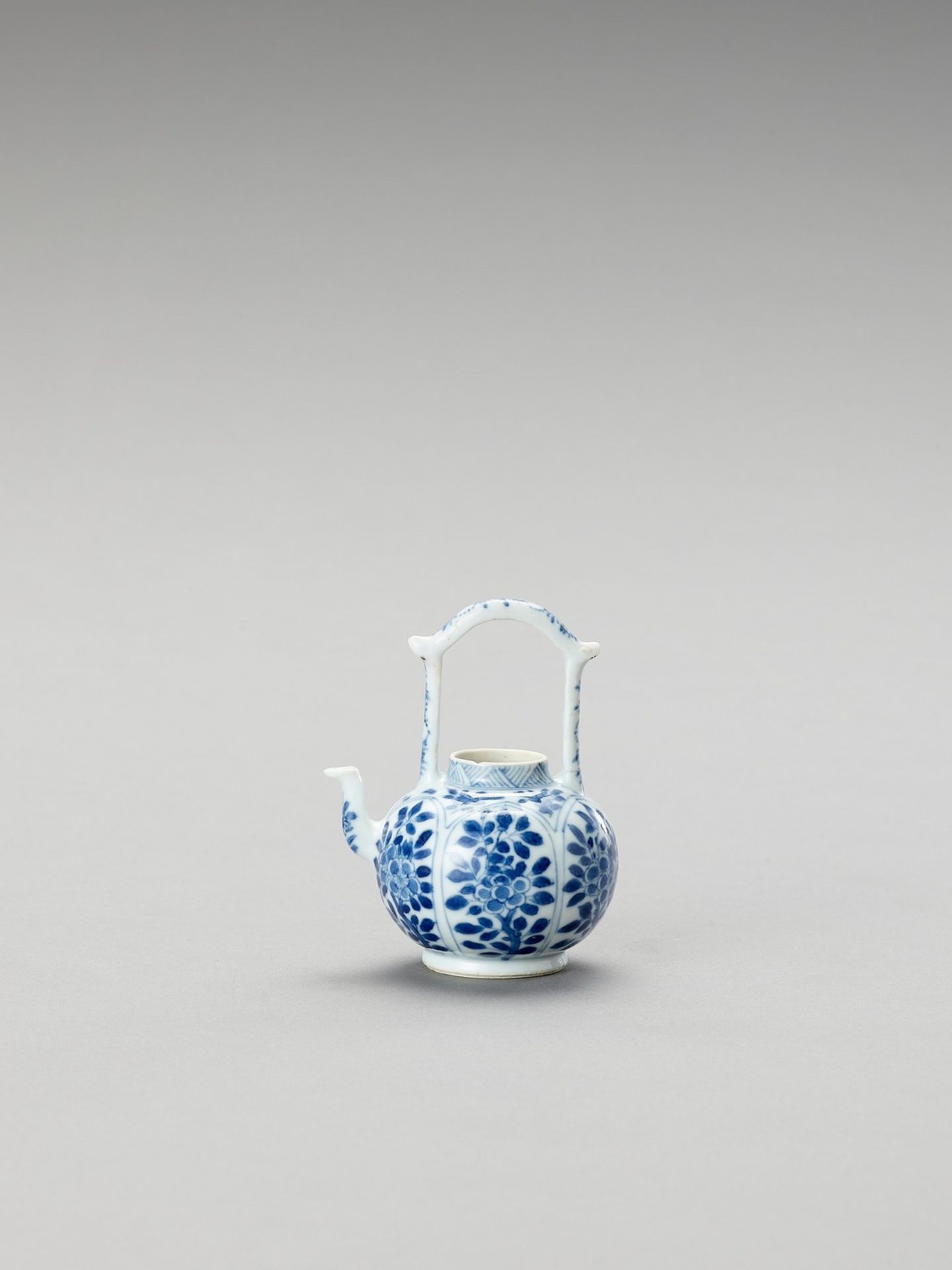 A MINIATURE BLUE AND WHITE PORCELAIN TEAPOT