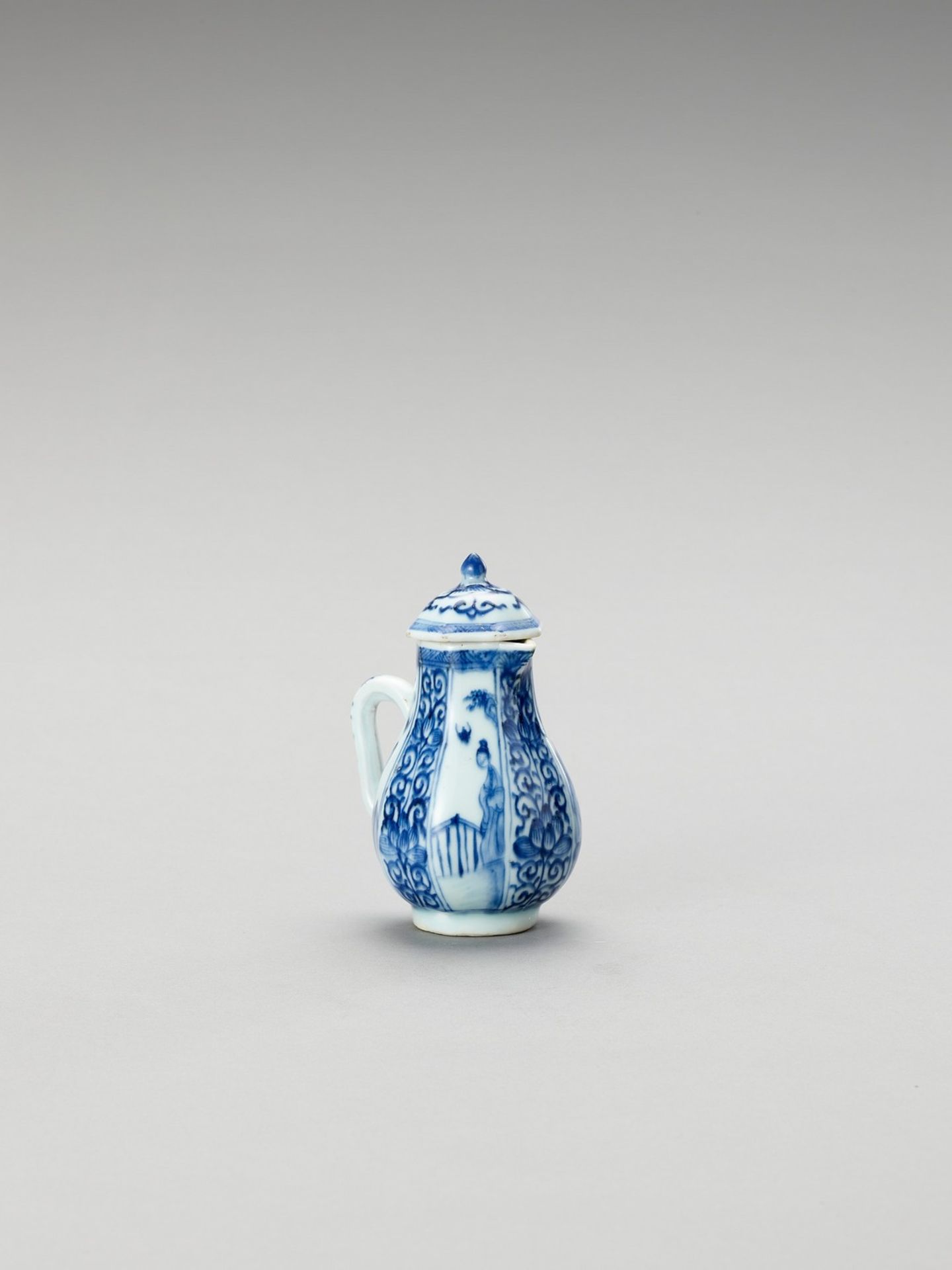 A SMALL BLUE AND WHITE PORCELAIN JUG AND COVER - Image 2 of 6