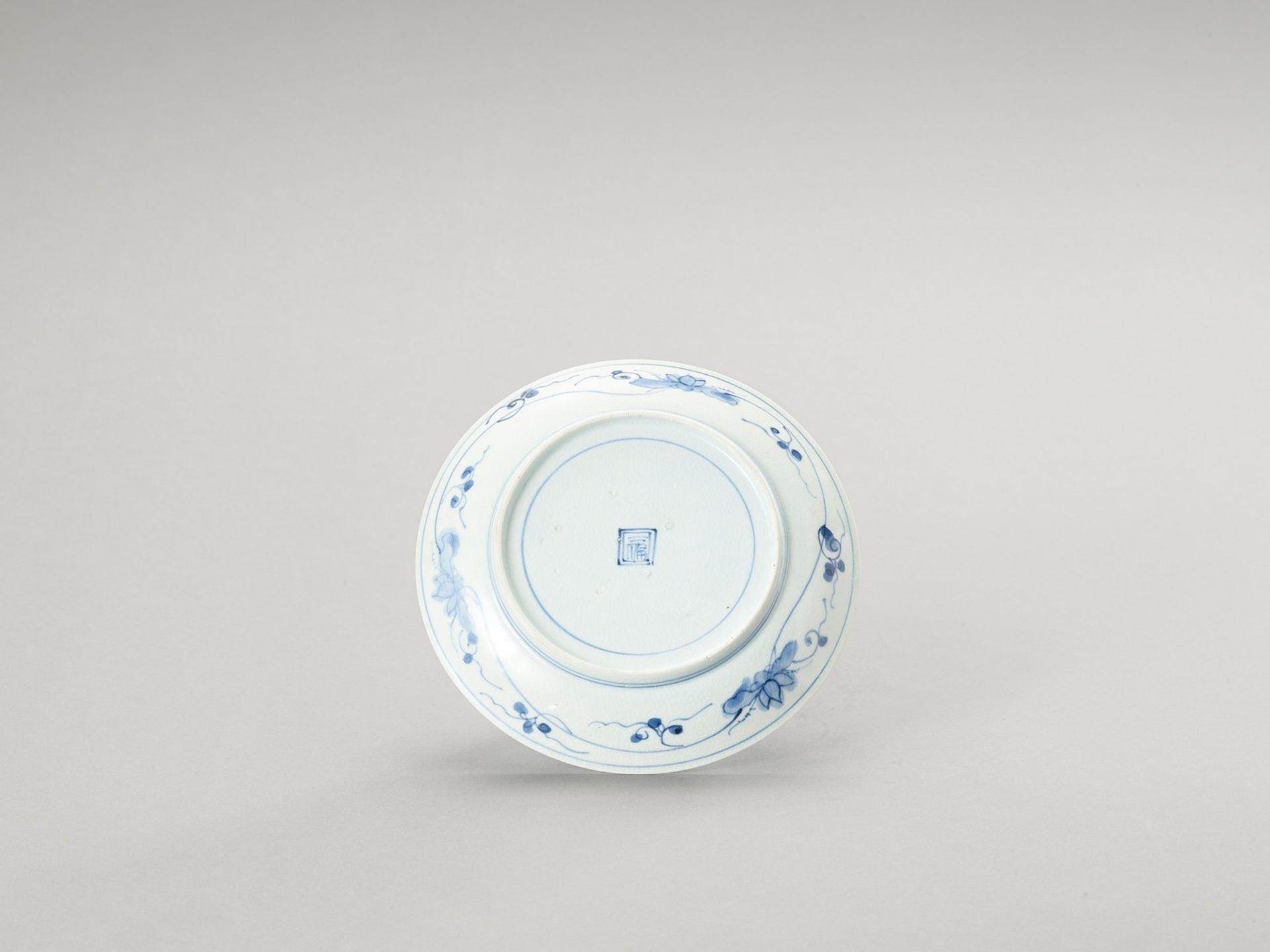 A BLUE AND WHITE PORCELAIN DISH - Bild 3 aus 4