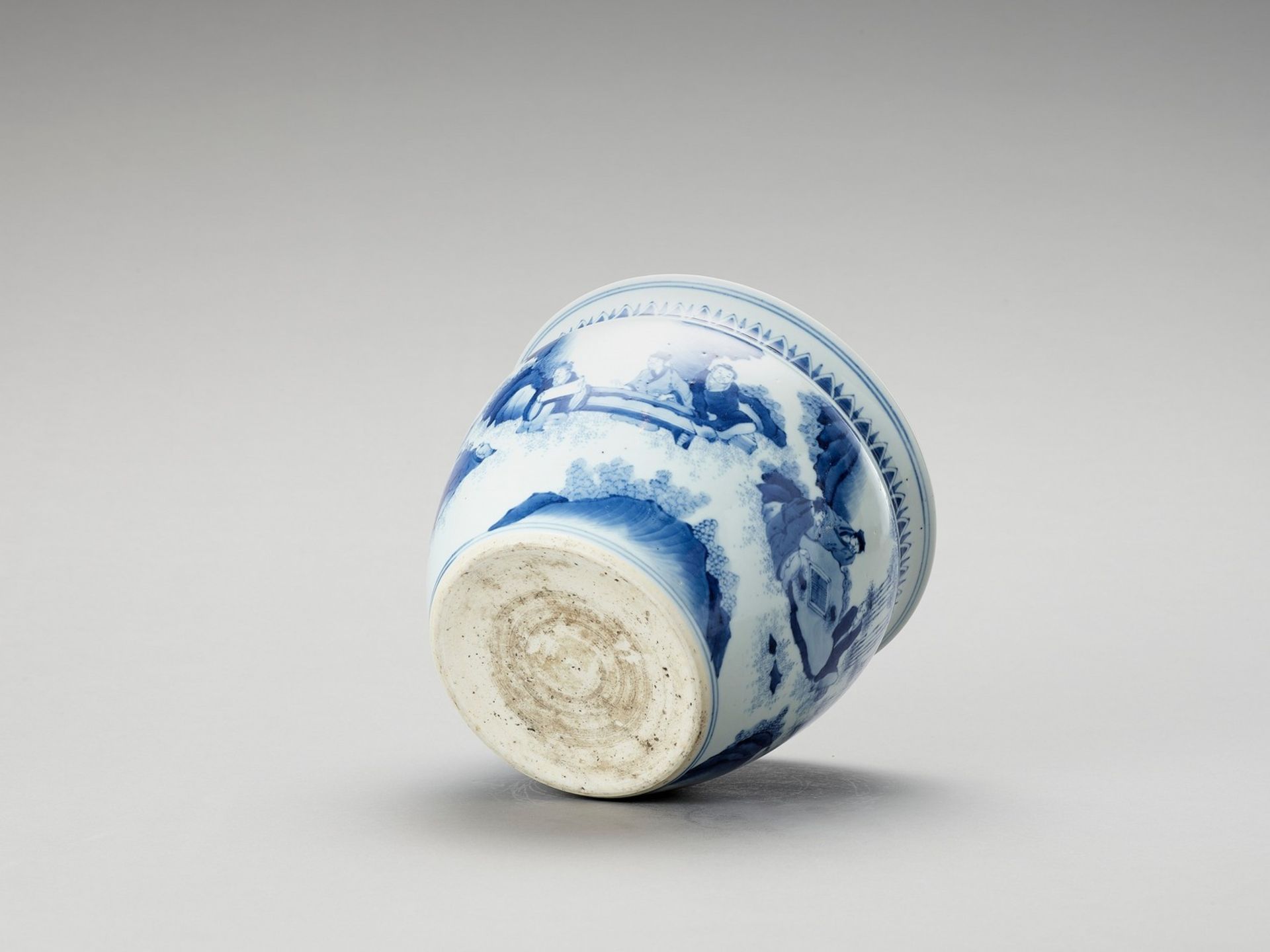 A FIGURATIVE BLUE AND WHITE PORCELAIN JARDINIERE - Image 7 of 7