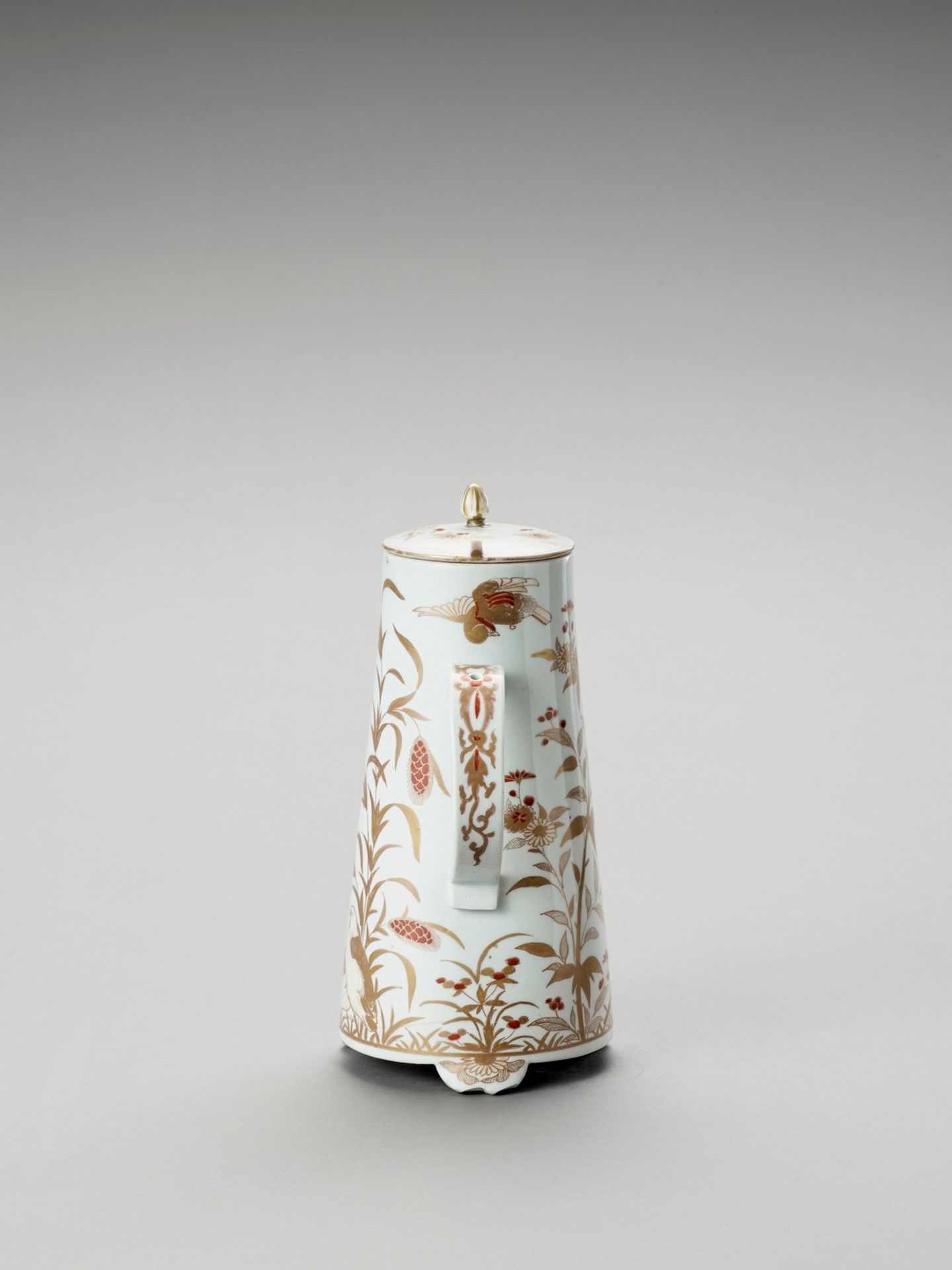 AN IMARI PORCELAIN COFFEE POT AND COVER - Image 2 of 6