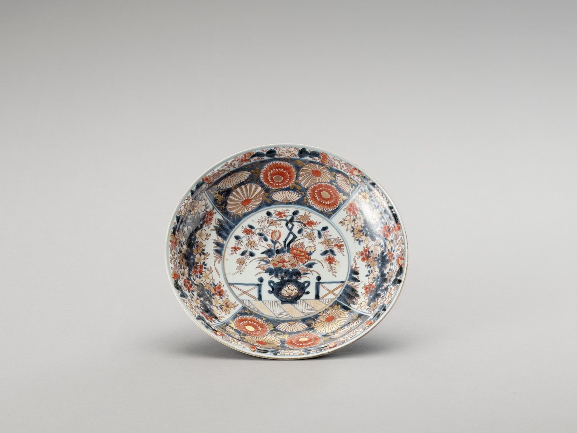 AN IMARI PORCELAIN DISH