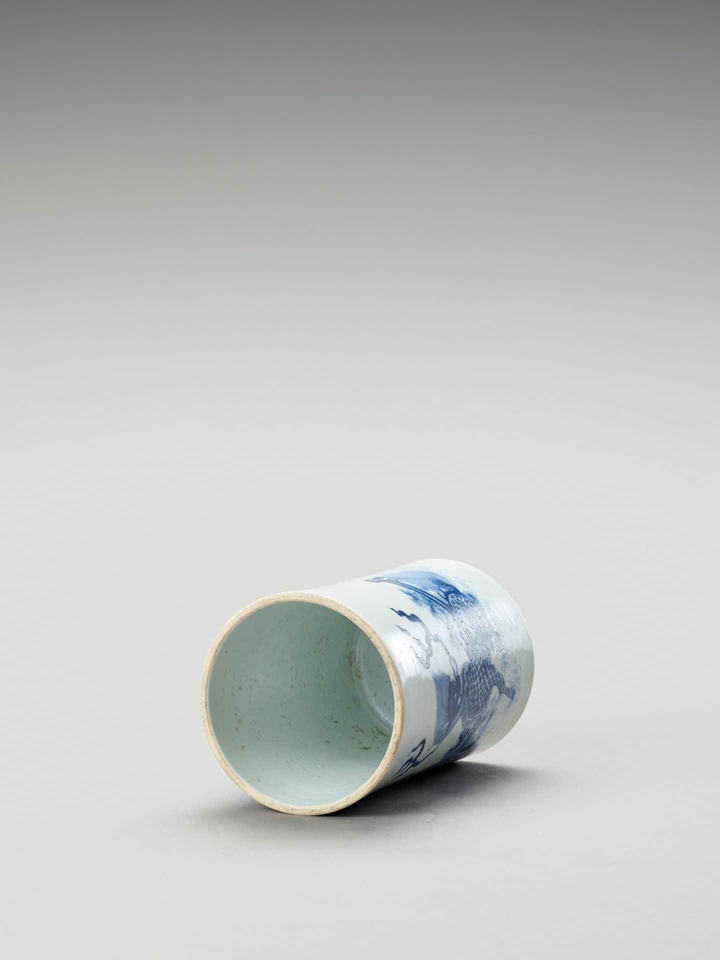 A BLUE AND WHITE PORCELAIN BRUSHPOT - Image 5 of 6