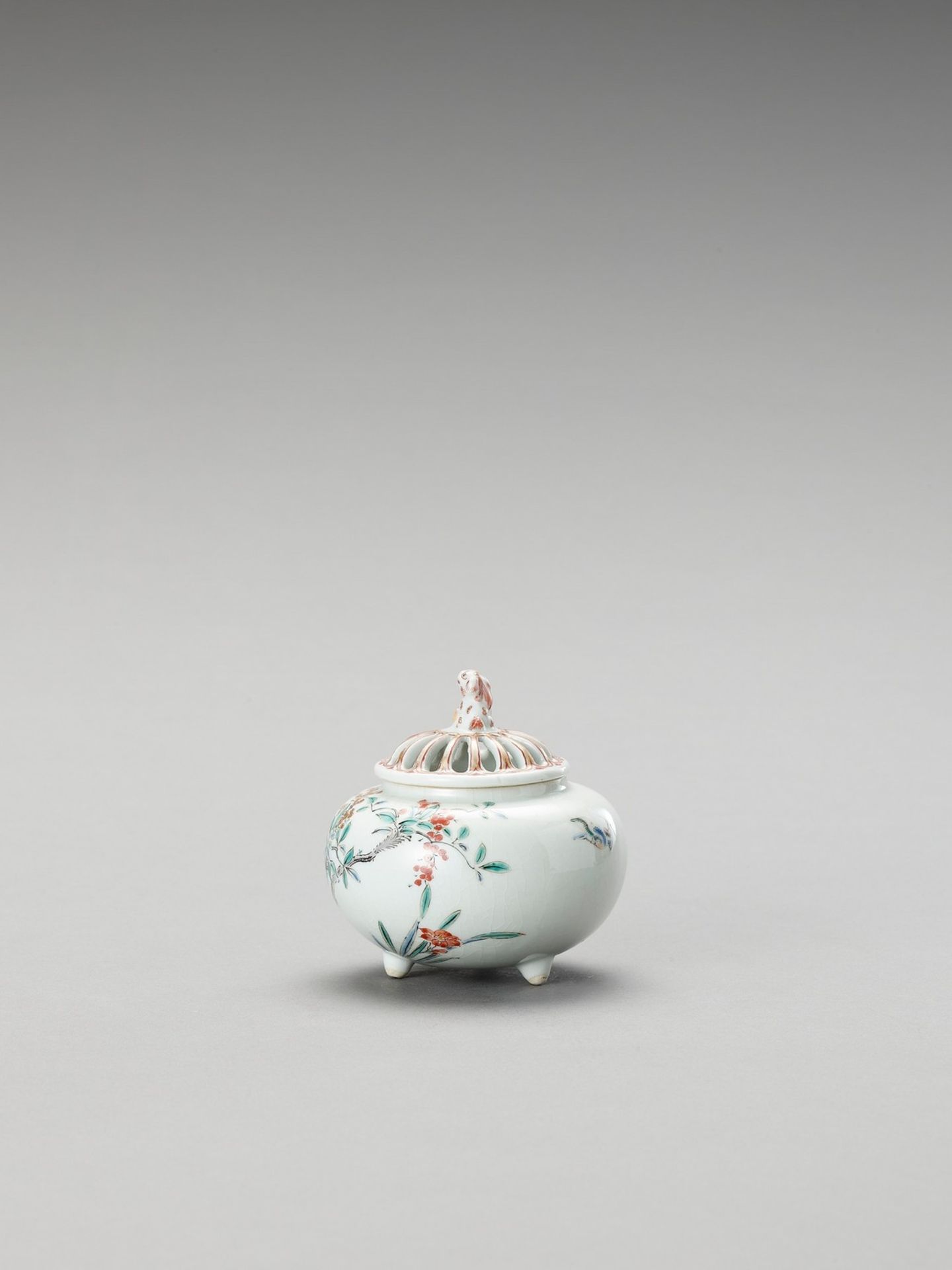 A CHARMING KAKIEMON PORCELAIN INCIENSE BURNER WITH COVER - Image 3 of 6