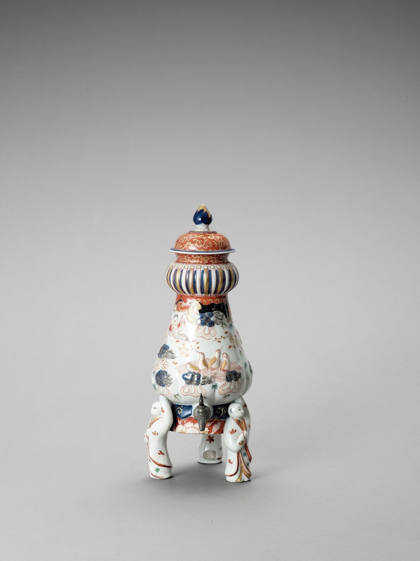 AN IMARI PORCELAIN COFFEE POT - Image 2 of 7