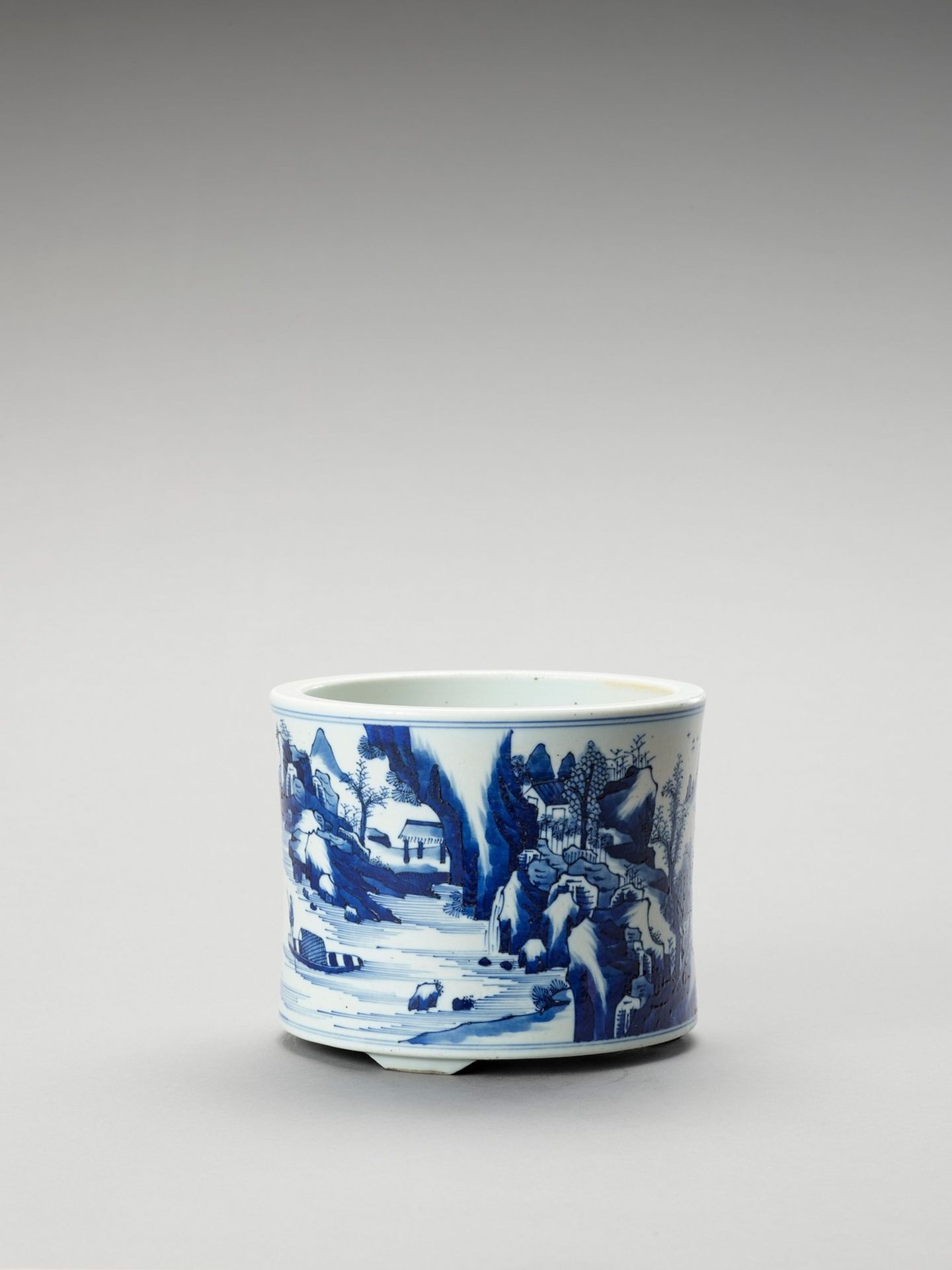 A FIGURATIVE BLUE AND WHITE PORCELAIN BRUSHPOT - Image 5 of 7