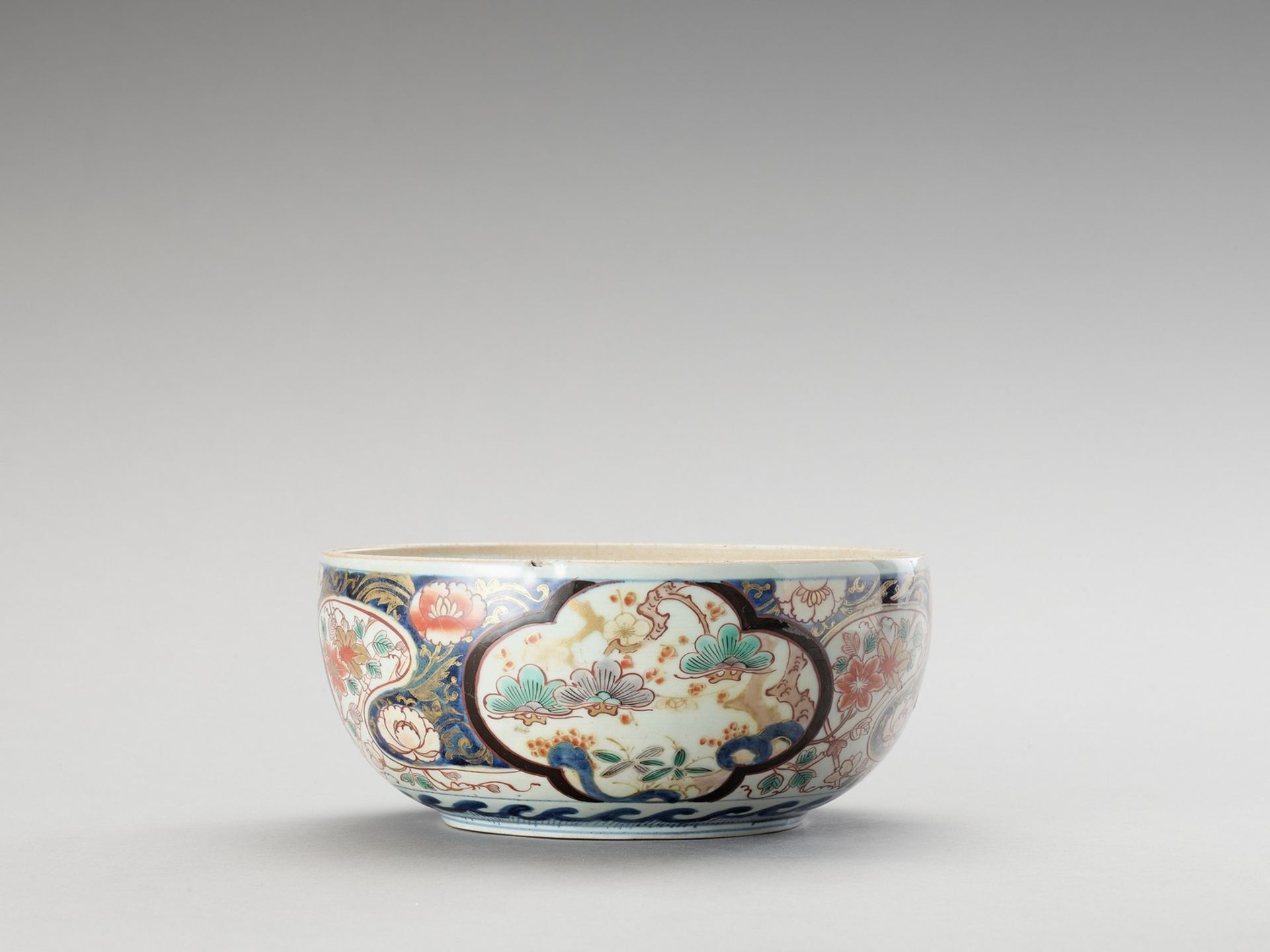 AN IMARI PORCELAIN BOX - Image 5 of 6