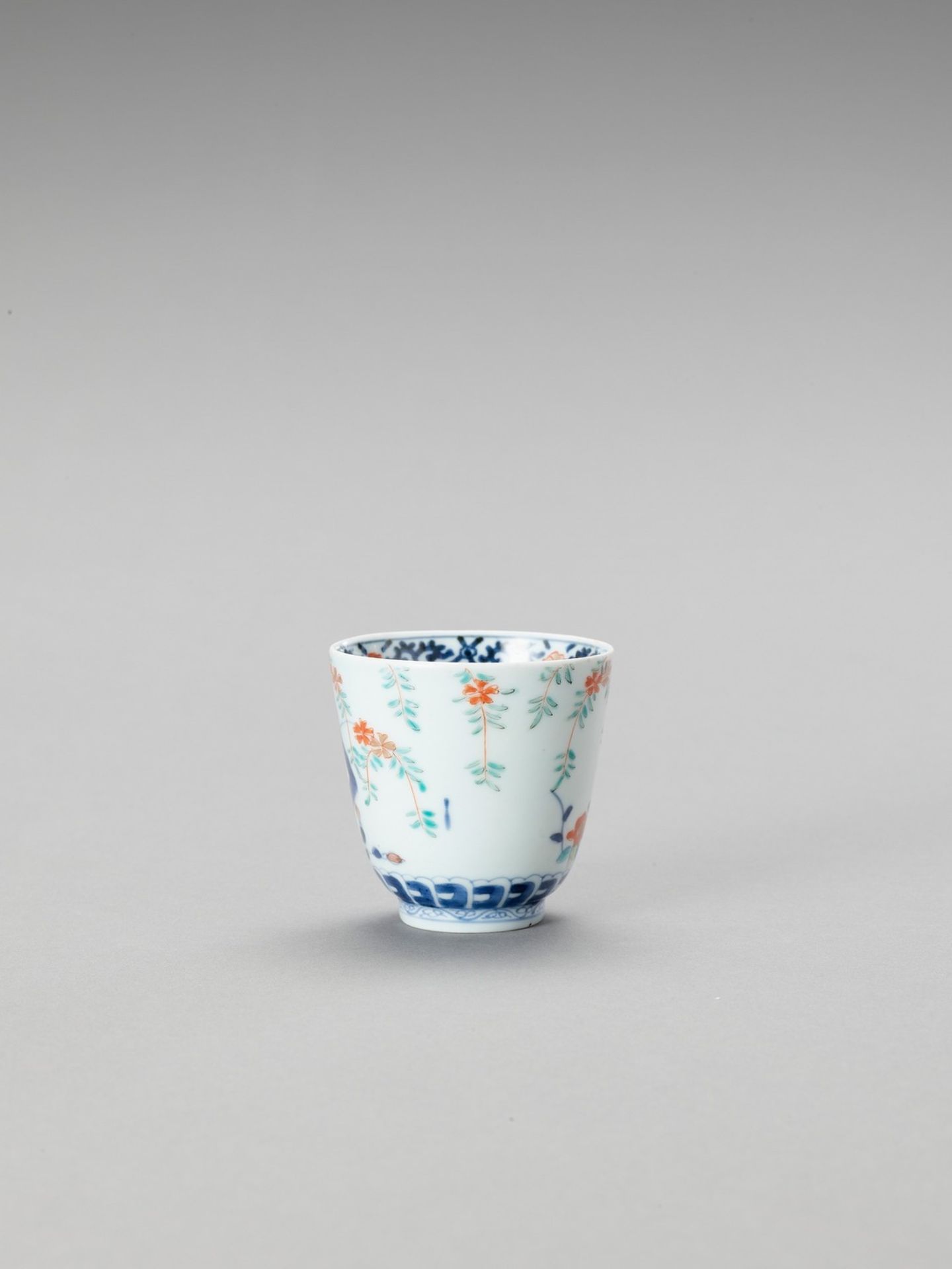 A SMALL KAKIEMON PORCELAIN CUP - Image 4 of 6