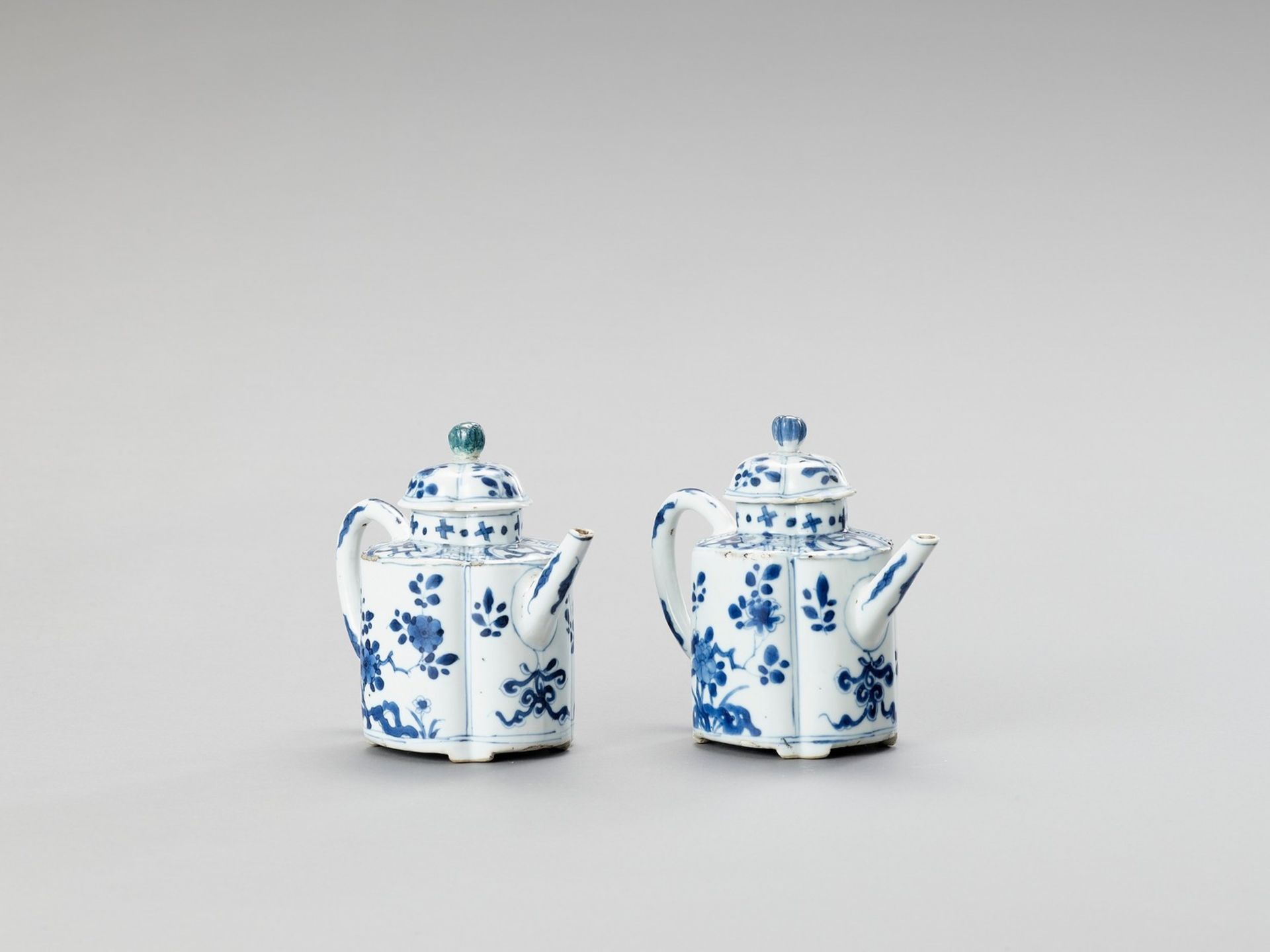 A PAIR OF BLUE AND WHITE PORCELAIN TEAPOTS - Image 3 of 6