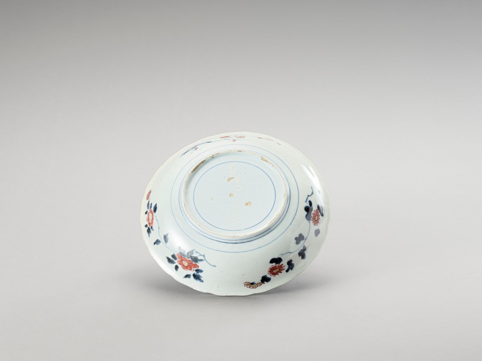 A LOBED IMARI PORCELAIN DISH - Image 3 of 4