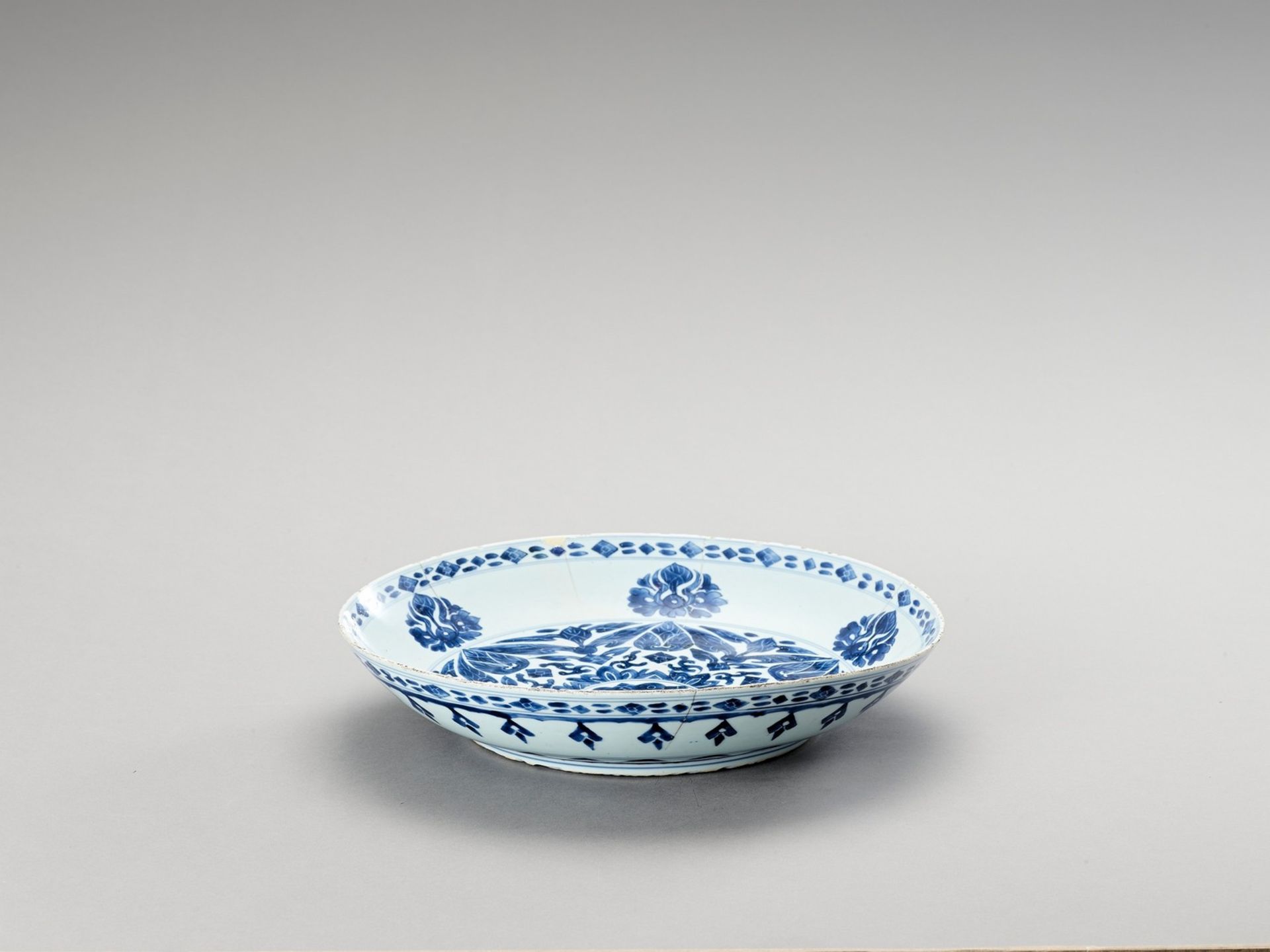 A LARGE BLUE AND WHITE PORCELAIN CHARGER - Image 2 of 4