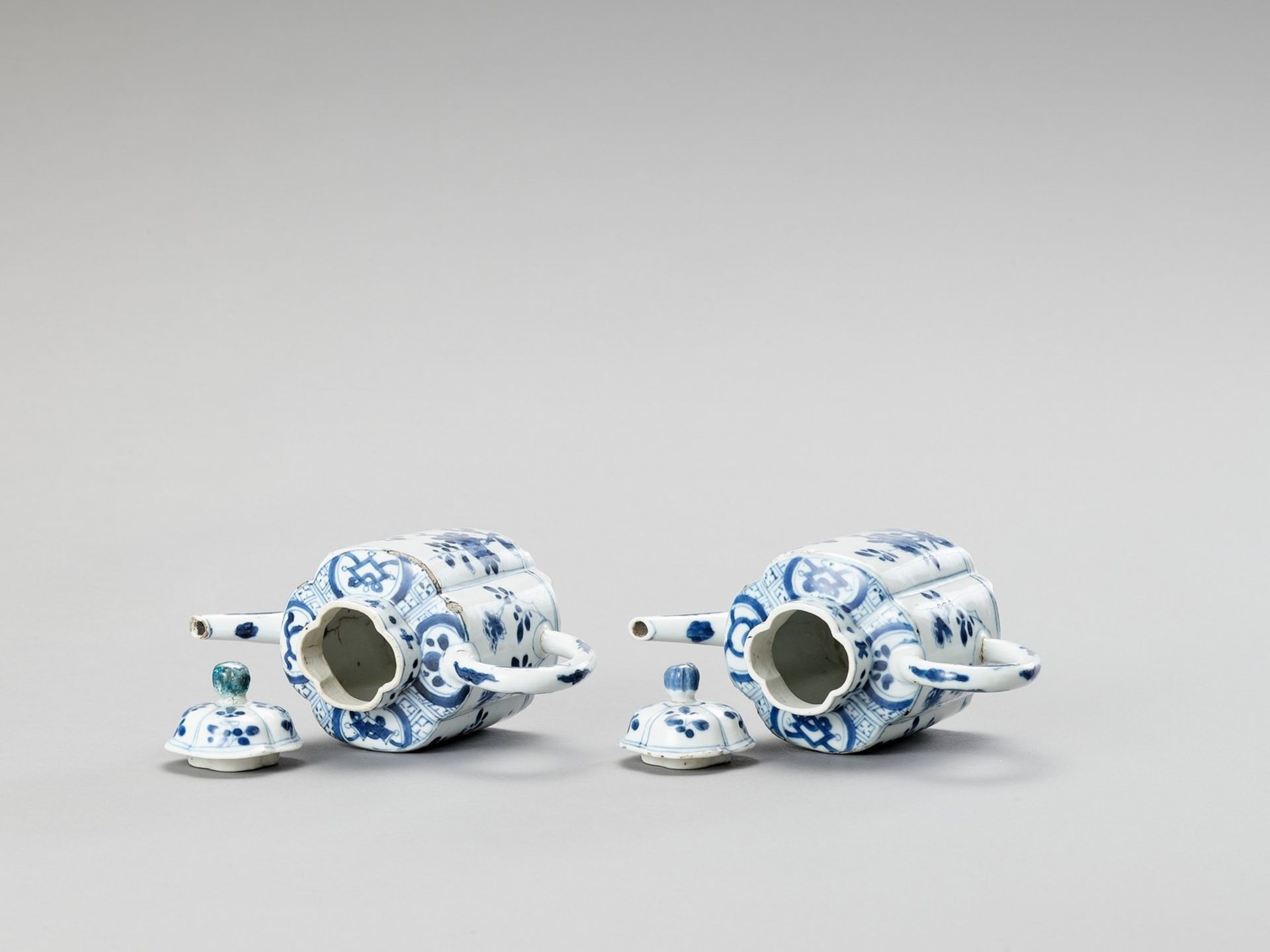 A PAIR OF BLUE AND WHITE PORCELAIN TEAPOTS - Image 5 of 6