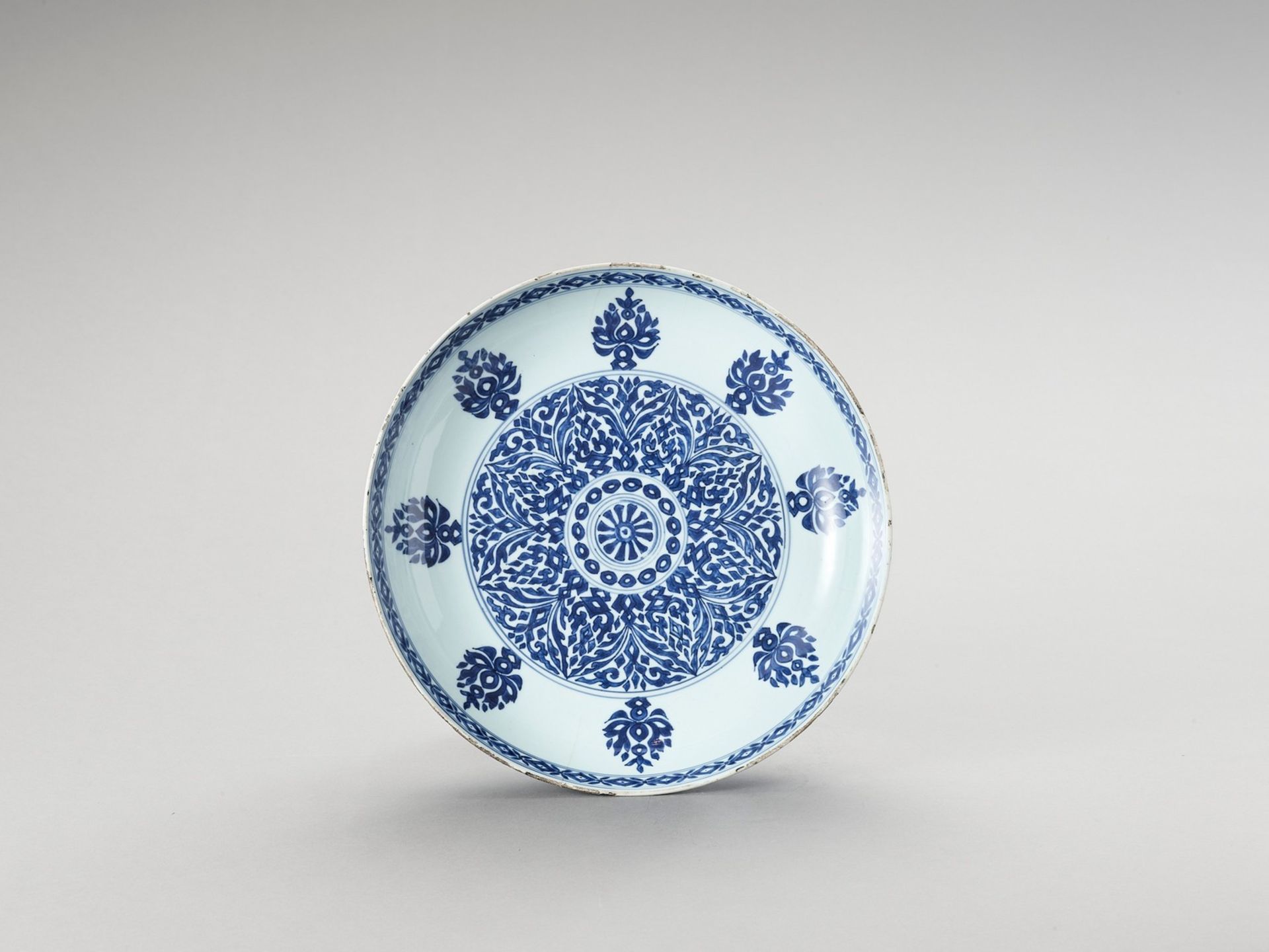 A BLUE AND WHITE PORCELAIN CHARGER