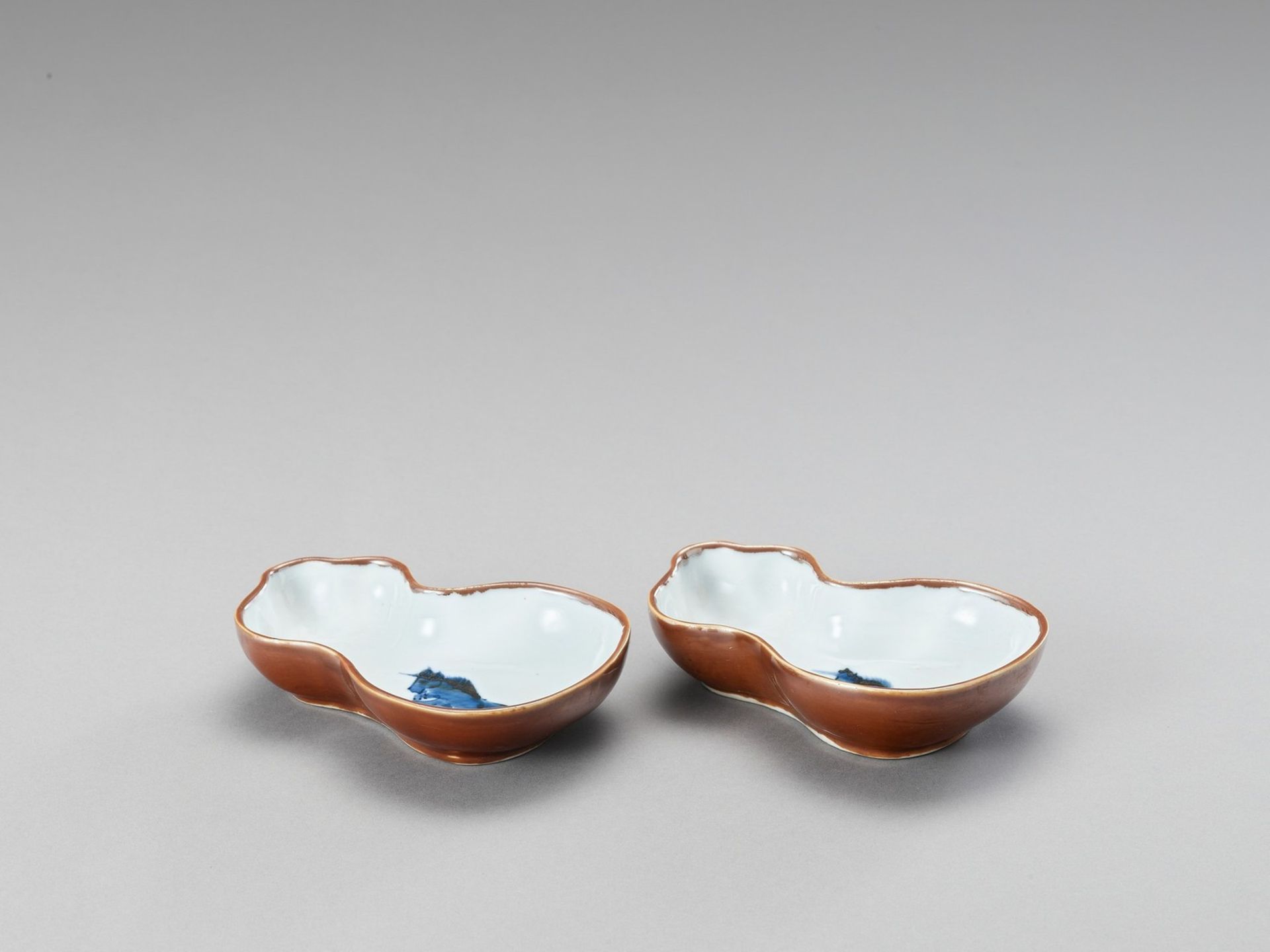 A PAIR OF GOURD-SHAPED PORCELAIN SAUCERS