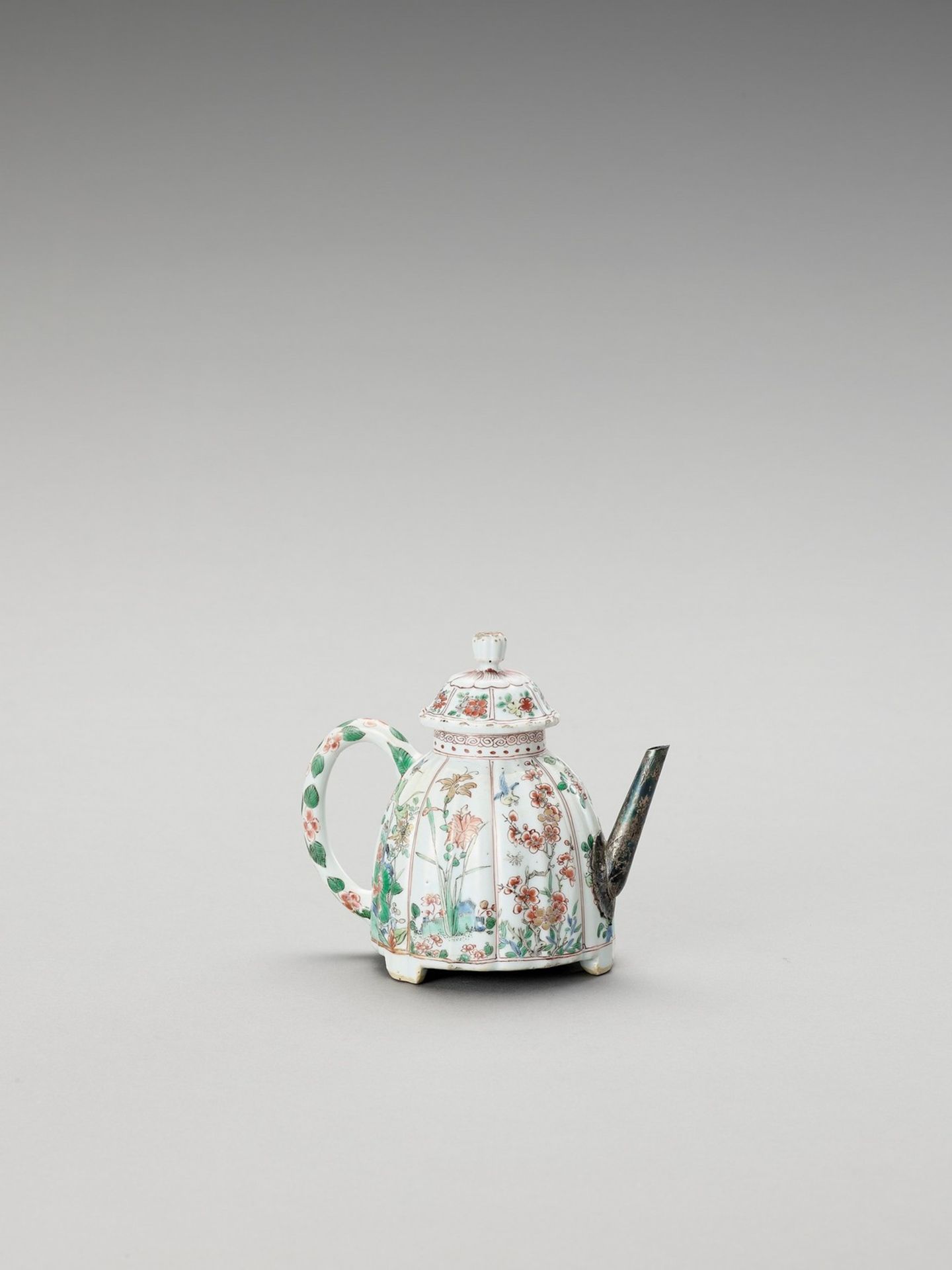 A FAMILLE VERTE TEAPOT AND COVER - Image 2 of 6